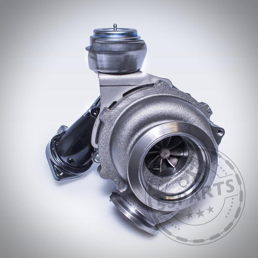 Der Turbosystems Upgrade Turbolader passend für BMW M57 im Metallic-Design mit sichtbarem Turbinen- und Verdichtergehäuse ist ideal zur Leistungssteigerung Ihres BMW.