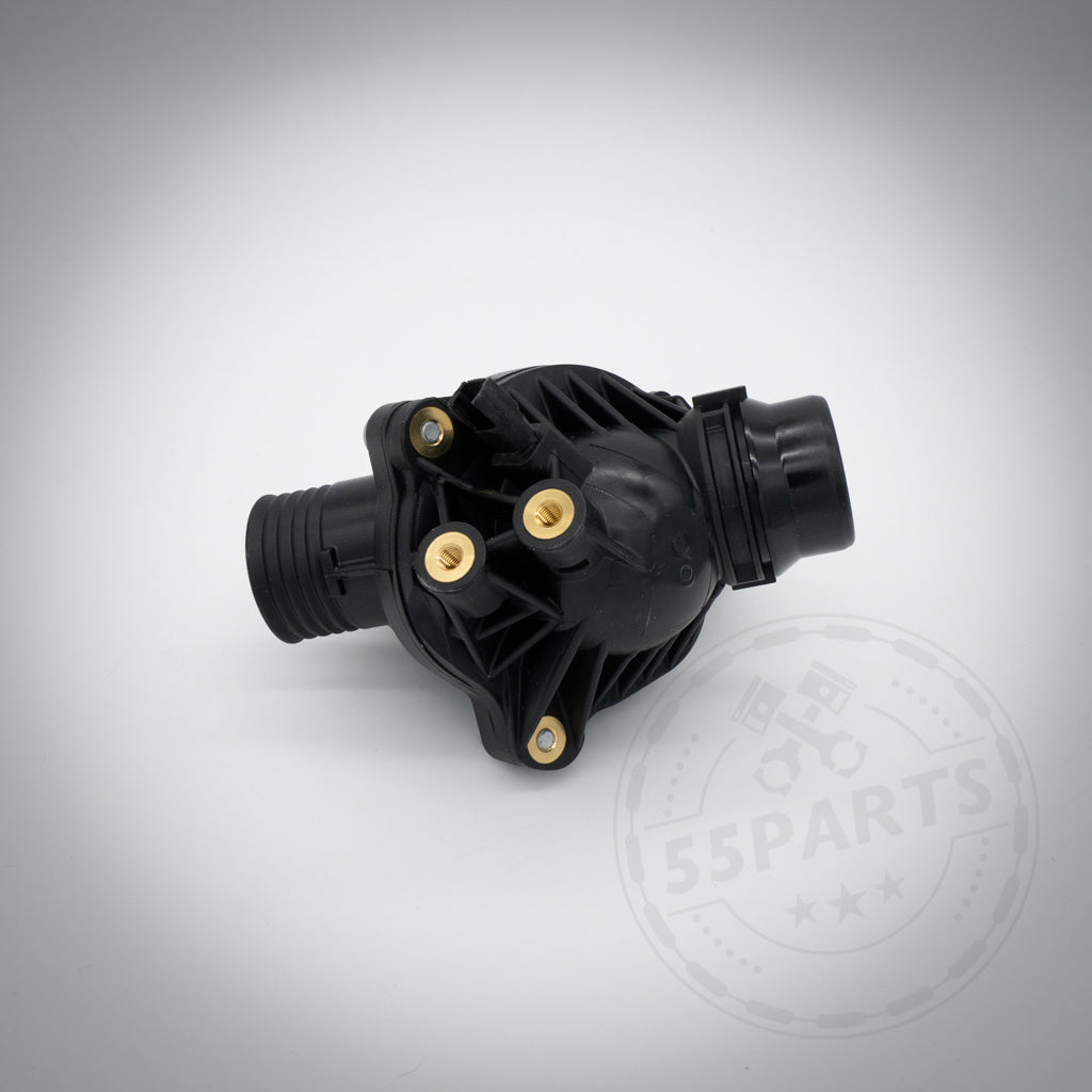 Schwarze Wasserpumpe und Thermostat, passend für BMW 135i, 1er M Coupe, 335i(x) N54, mit Messinganschlüssen auf hellem Hintergrund.