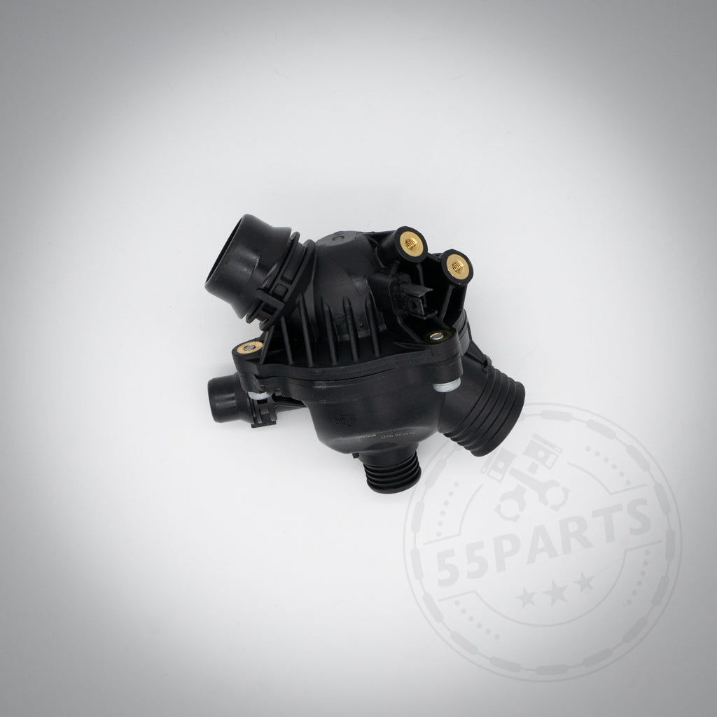 Wasserpumpe und Thermostat passend für BMW 135i, 1er M Coupe, 335i(x) N54 aus schwarzem Kunststoff vor hellem Hintergrund mit dezentem 55Parts-Logo-Wasserzeichen.