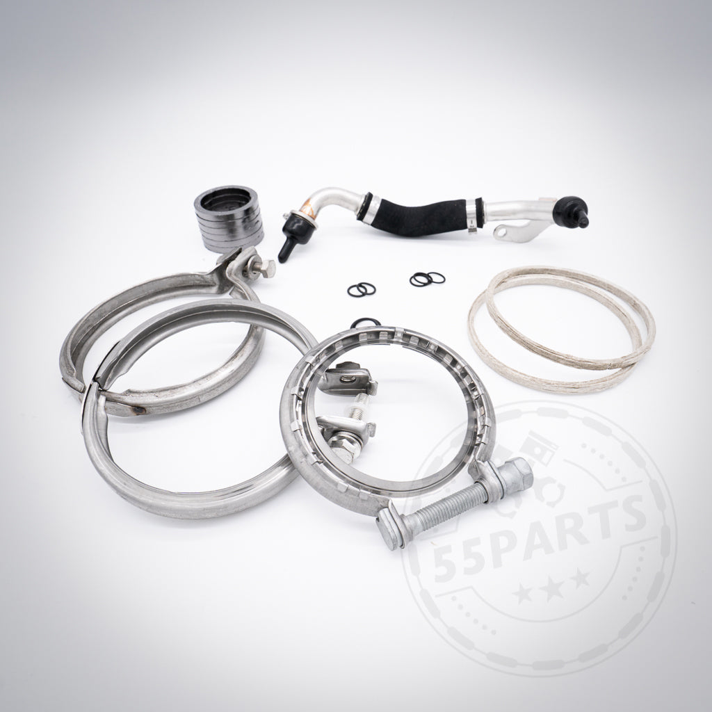 Das Turbolader-Einbauset, kompatibel mit den Modellen BMW (M)135i, M235(x)i, 335(x)i, 435(x)i und M2 N55 E/F Serie, einschließlich Turboteile, Klemmen, Schläuche und Ringe, angezeigt auf weißem Hintergrund mit dem 55Parts-Wasserzeichen.