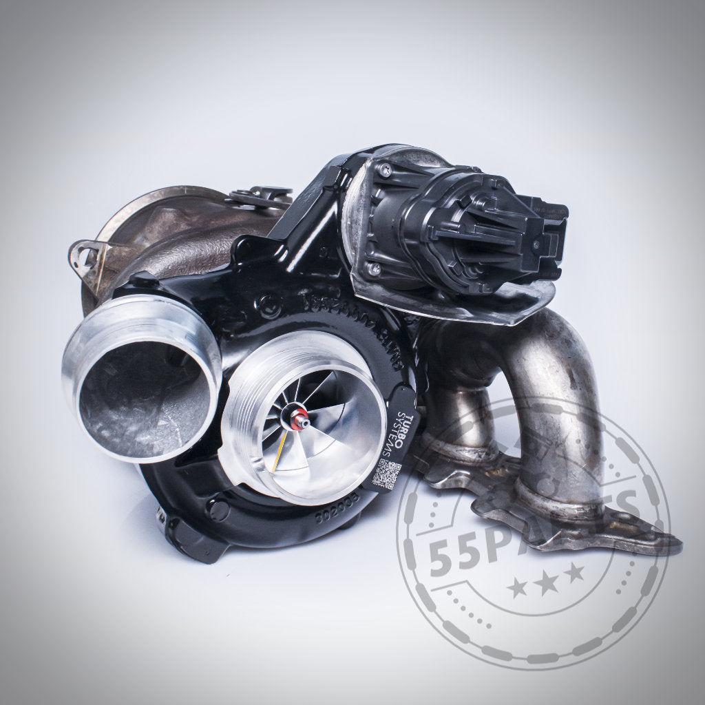 Eine Nahaufnahme eines glänzenden Turbosystems Upgrade-Turboladers passend für BMW M140i(x), M240i(x), 340i(x), 440i(x), 540i(x), 640i(x), 740i(x) B58B30A GEN 1, die die Turbine und den Auspuffkrümmer zeigt – perfekt zur Leistungssteigerung.
