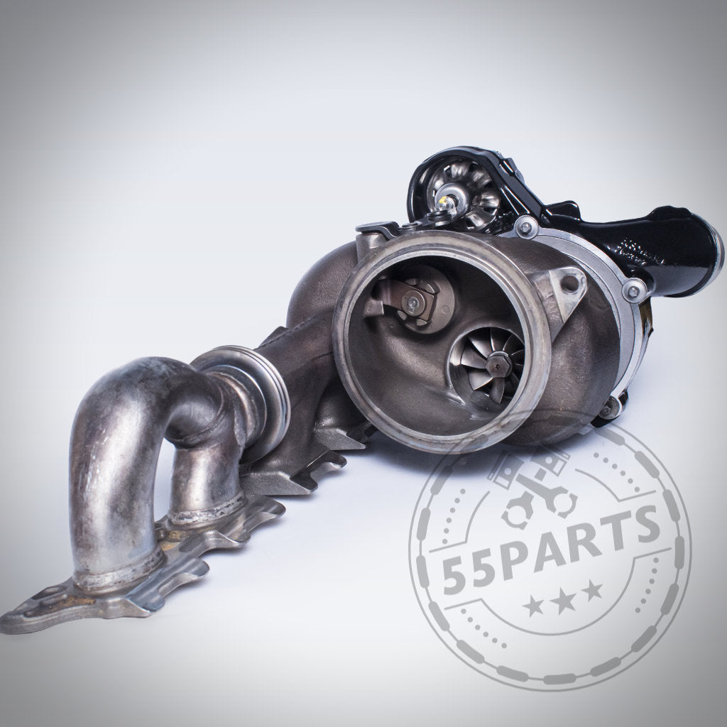 Ein Turbosystems Upgrade Turbolader passend für BMW M140i(x), M240i(x), 340i(x), 440i(x), 540i(x), 640i(x), 740i(x) B58B30A GEN 1, mit angebautem Krümmer, auf hellem Hintergrund und „55Parts“ Wasserzeichen.