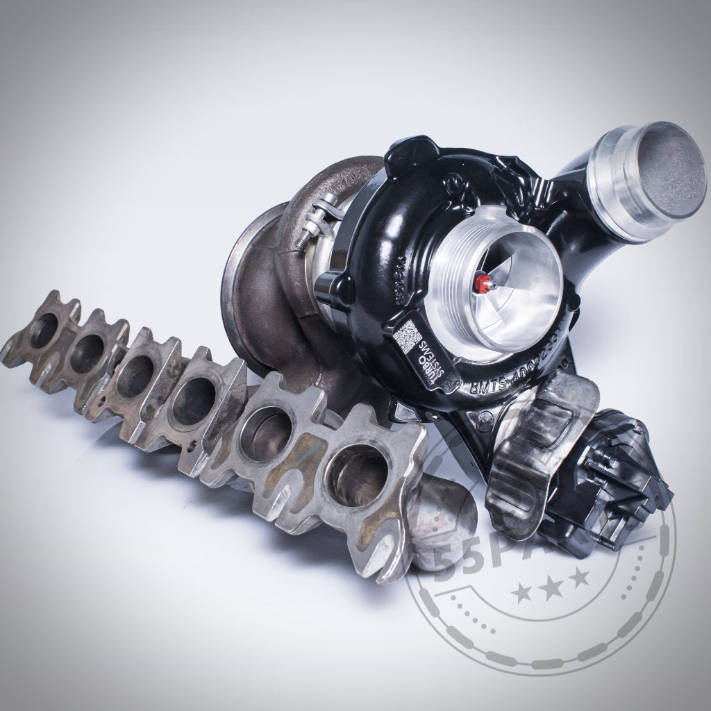 Der Turbosystems Upgrade Turbolader passend für BMW M140i(x), M240i(x), 340i(x), 440i(x), 540i(x), 640i(x) und 740i(x) B58B30A GEN 1, abgebildet mit einem Metall-Auspuffkrümmer auf weißem Hintergrund.