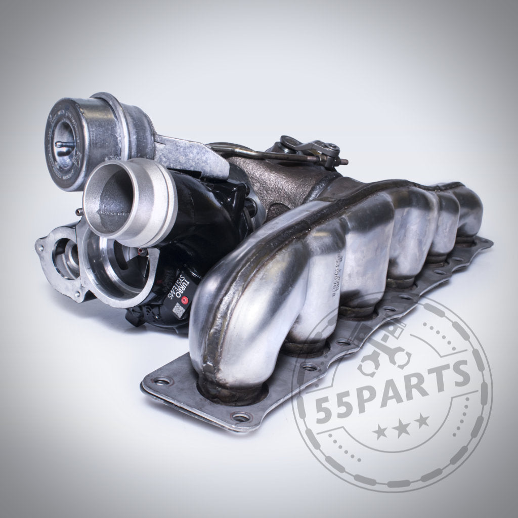 Ein Turbosystems Upgrade Turbolader passend für BMW (M)135i, M235i, M2 F87, 335i(x), 435i(x), 535i(x) N55 liegt auf grauem Hintergrund mit „55Parts“ Wasserzeichen – ideal für Turbosystems und Upgrade-Anwendungen.
