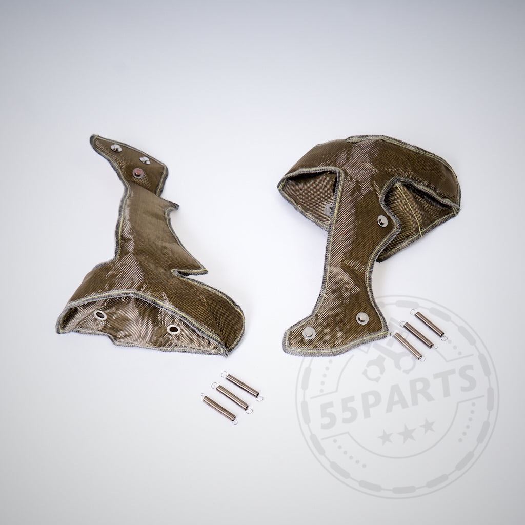 Zwei braune 55Parts Turbowindeln passend für BMW 135i, 1er M Coupé und 335i(x) N54 mit Metallverschlüssen werden auf weißem Untergrund mit dem 55Parts Logo abgebildet – perfekt zur Steigerung der Turboladerleistung und des Ladedruckaufbaus.