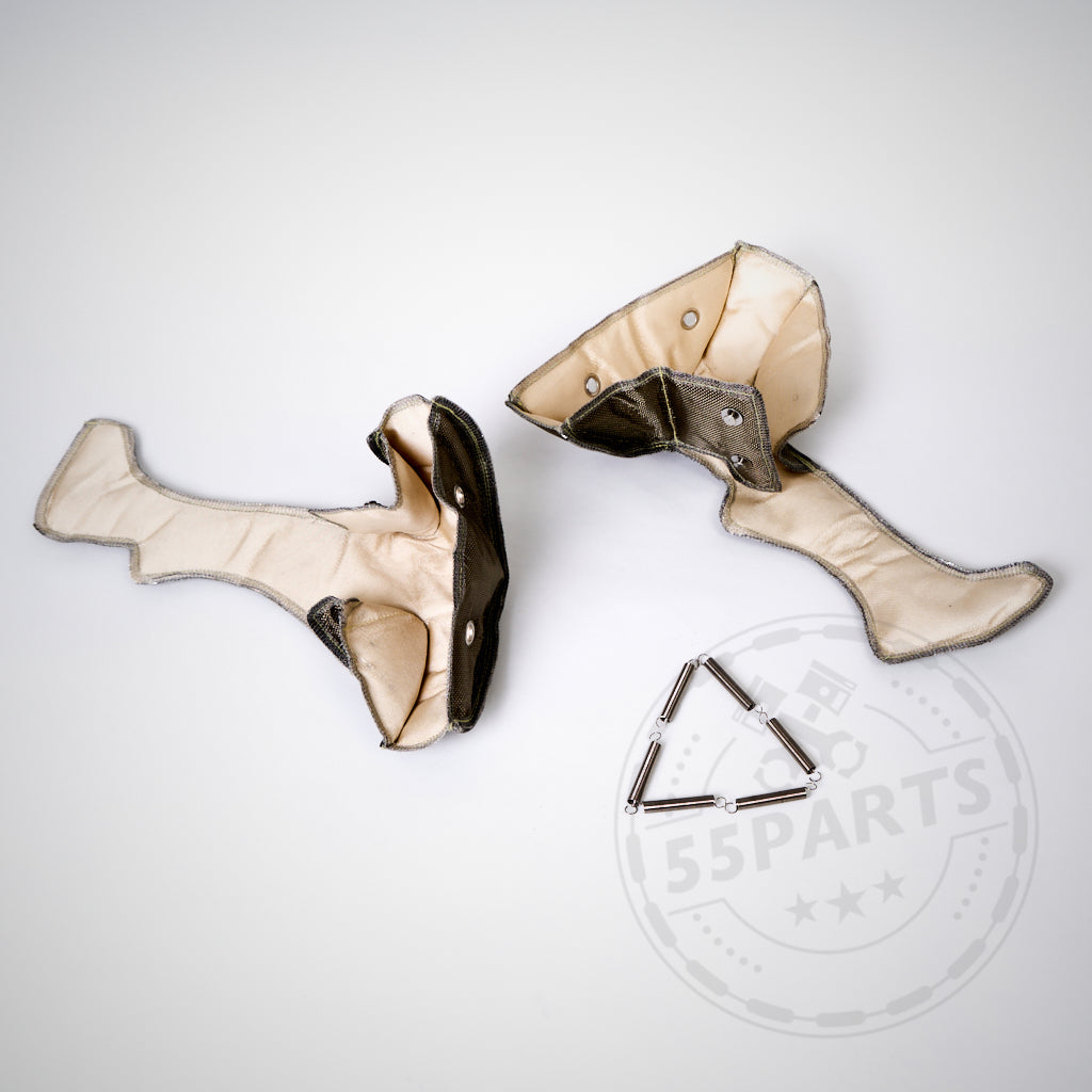 Zwei beige und grau gepolsterte Stoffteile und drei Metallstäbe auf weißem Untergrund zeigen Komponenten der 55Parts Spezial-Turbowinde passend für BMW 135i, 1er M Coupé und 335i(x) N54.