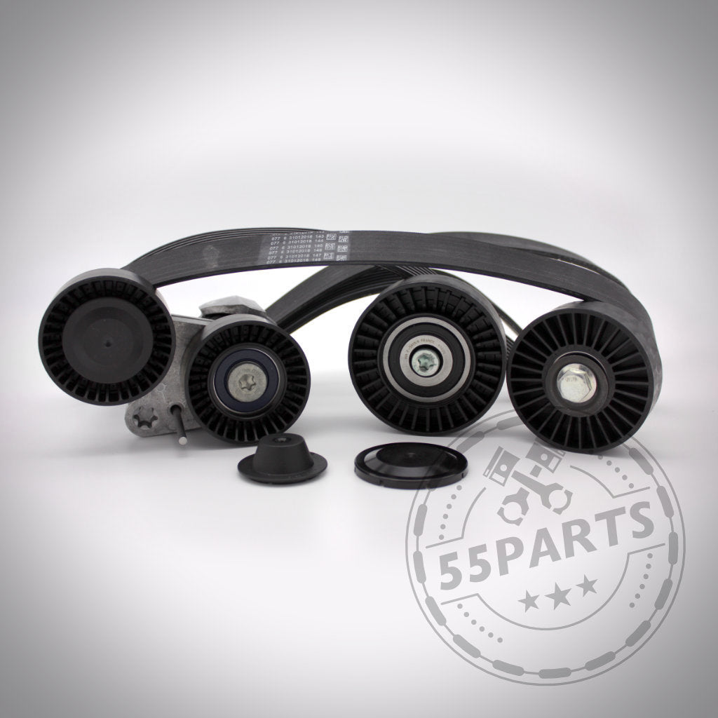 55Parts Riementrieb Komplettkit Reparatursatz passend für BMW 135i, 1er M Coupe, 335i(x) N54 mit Keilrippenriemen, Umlenkrolle und Riemenspanner auf weißem Hintergrund mit 55Parts-Wasserzeichen.