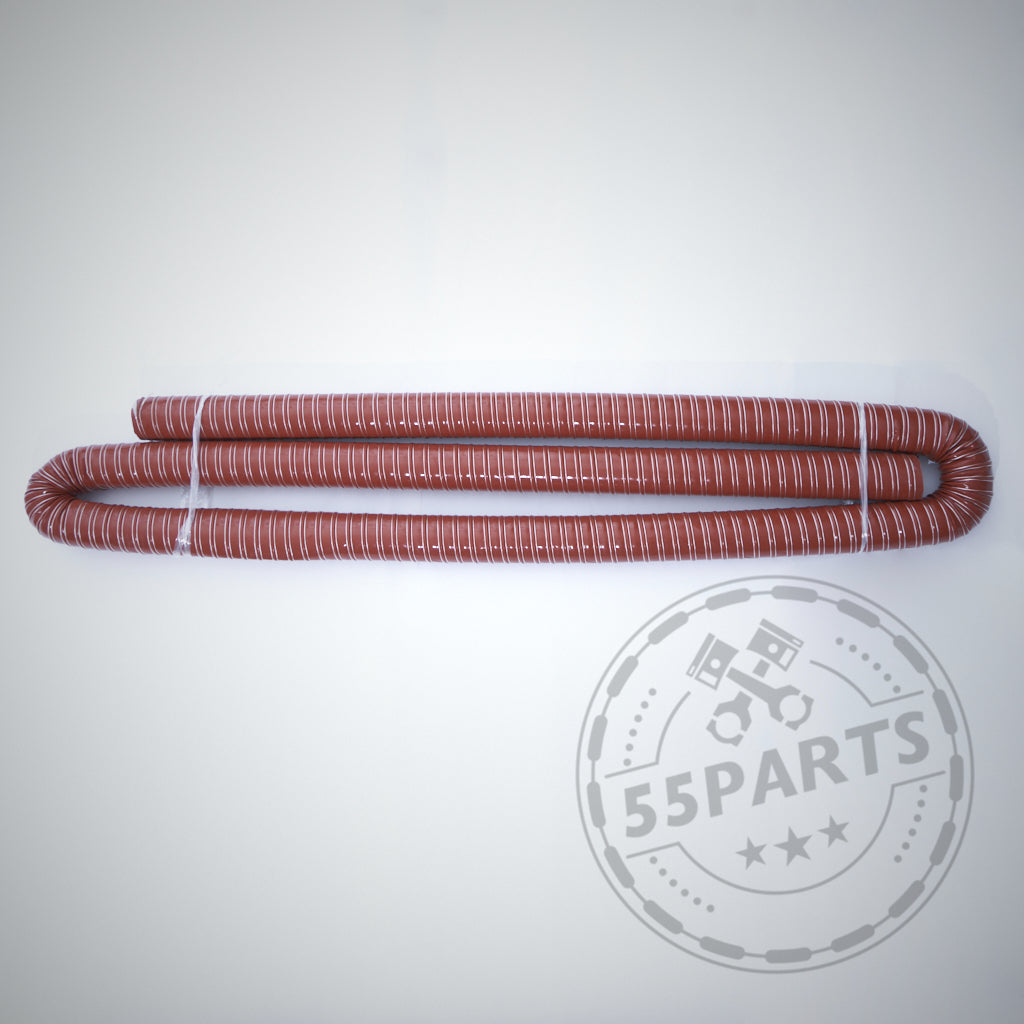 Der 55Parts Exclusive universal flexibler Bremsbelüftungsschlauch in höchster Qualität – gewickelt braun mit weißen Bändern auf hellem Hintergrund – ideal für den Rennstrecken-Einsatz und kompatibel mit ausgewählten BMW Modellen.