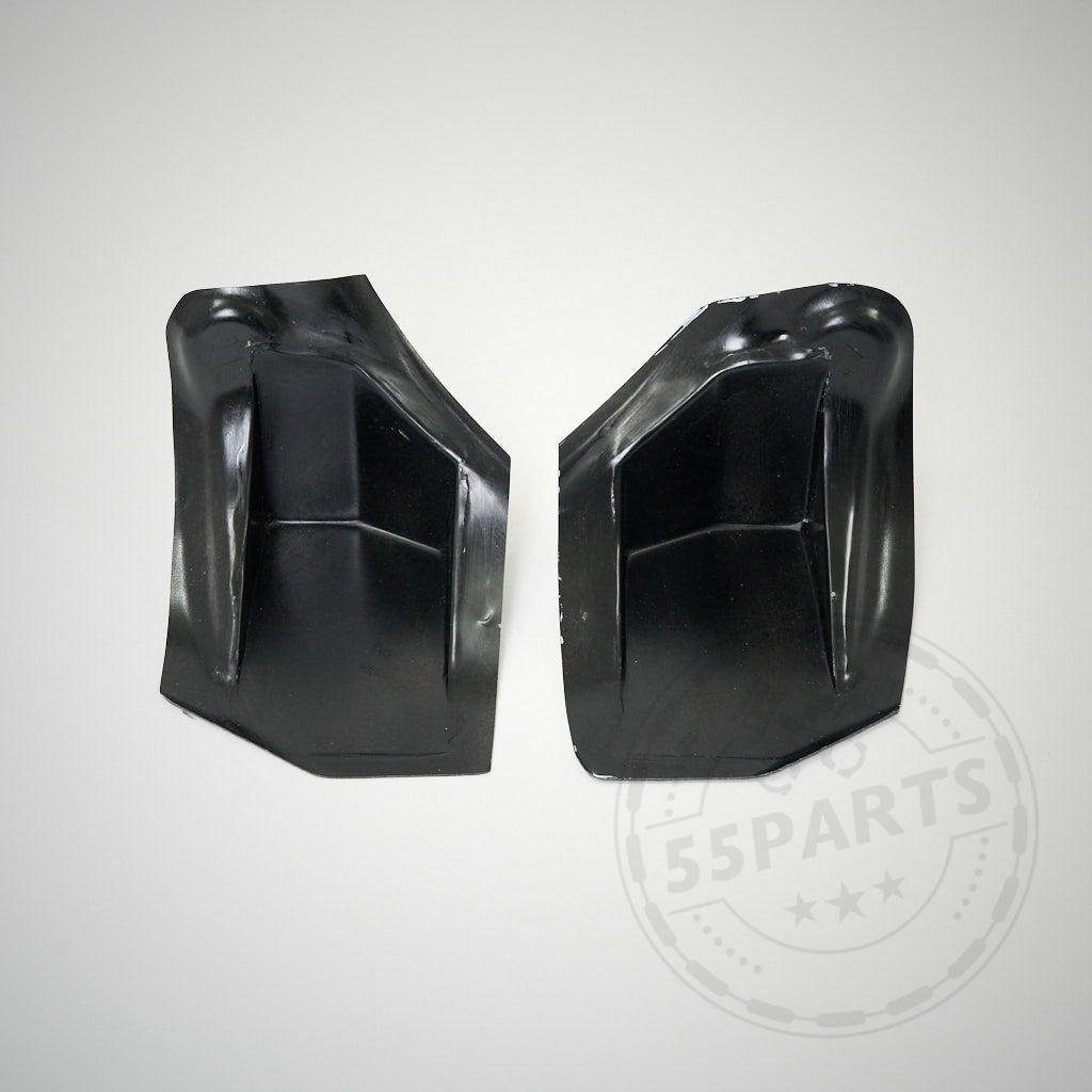 Zwei schwarze, asymmetrische Verstärkungsplatten zur Montage eines Heckspoilers Heckflügel für F87 M2, M2 Competition und M2 CS liegen auf einem hellgrauen Hintergrund mit einem schwachen 55Parts-Wasserzeichen.