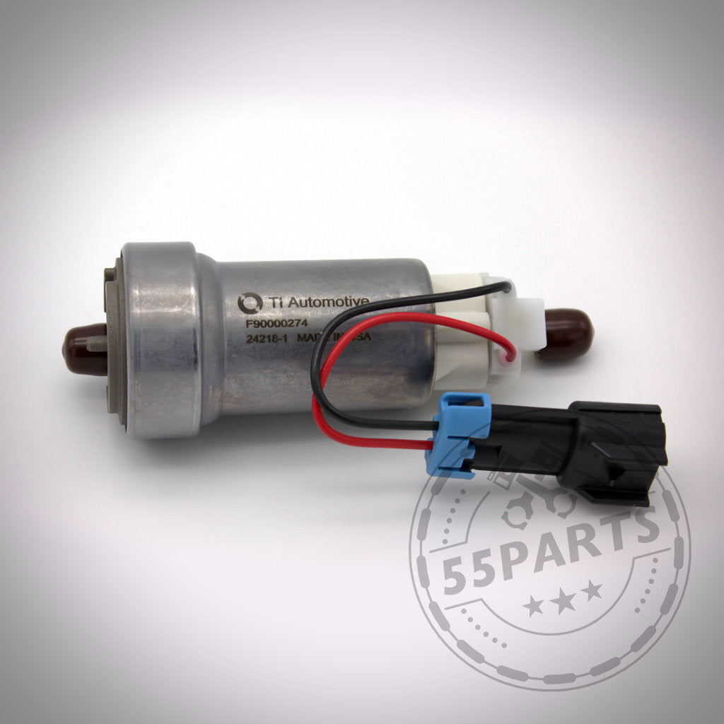 Die Walbro 450/455 F90000274 Benzinpumpe, abgebildet mit schwarz-blauem Stecker und rot-schwarzen Kabeln, passt passend für BMW 135i, 1er M Coupé, 335i(x) N54/N55. Ideal als Upgrade der Stufe 2 oder als Ersatz für eine Niederdruck-Kraftstoffpumpe.