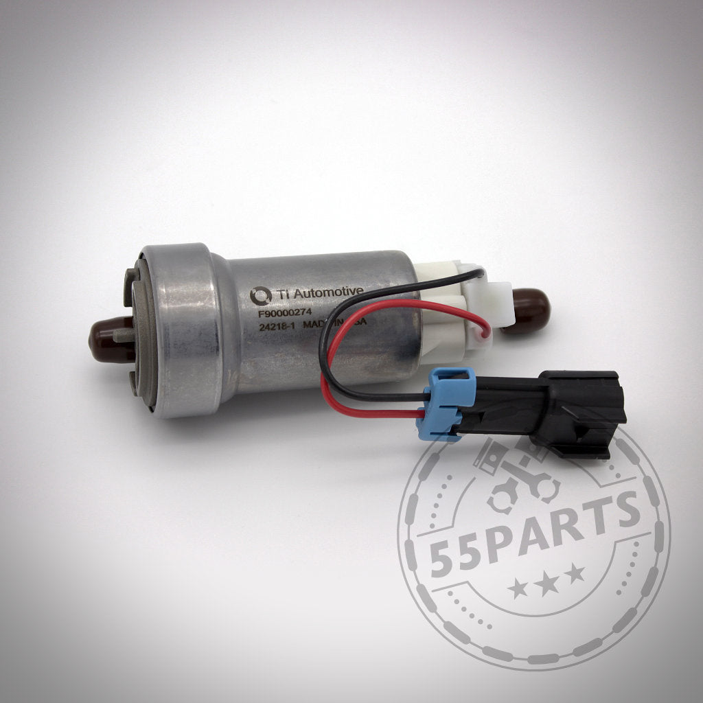 Die Walbro 450/455 F90000274 Kraftstoffpumpe, kompatibel mit BMW 135i, 1er M Coupé und 335i(x) N54/N55, inklusive Verkabelung und Anschlüssen – ideal als Stage 2 Upgrade oder Niederdruck-Kraftstoffpumpenlösung. Abgebildet auf einer weißen Oberfläche mit dem 55Parts-Logo.