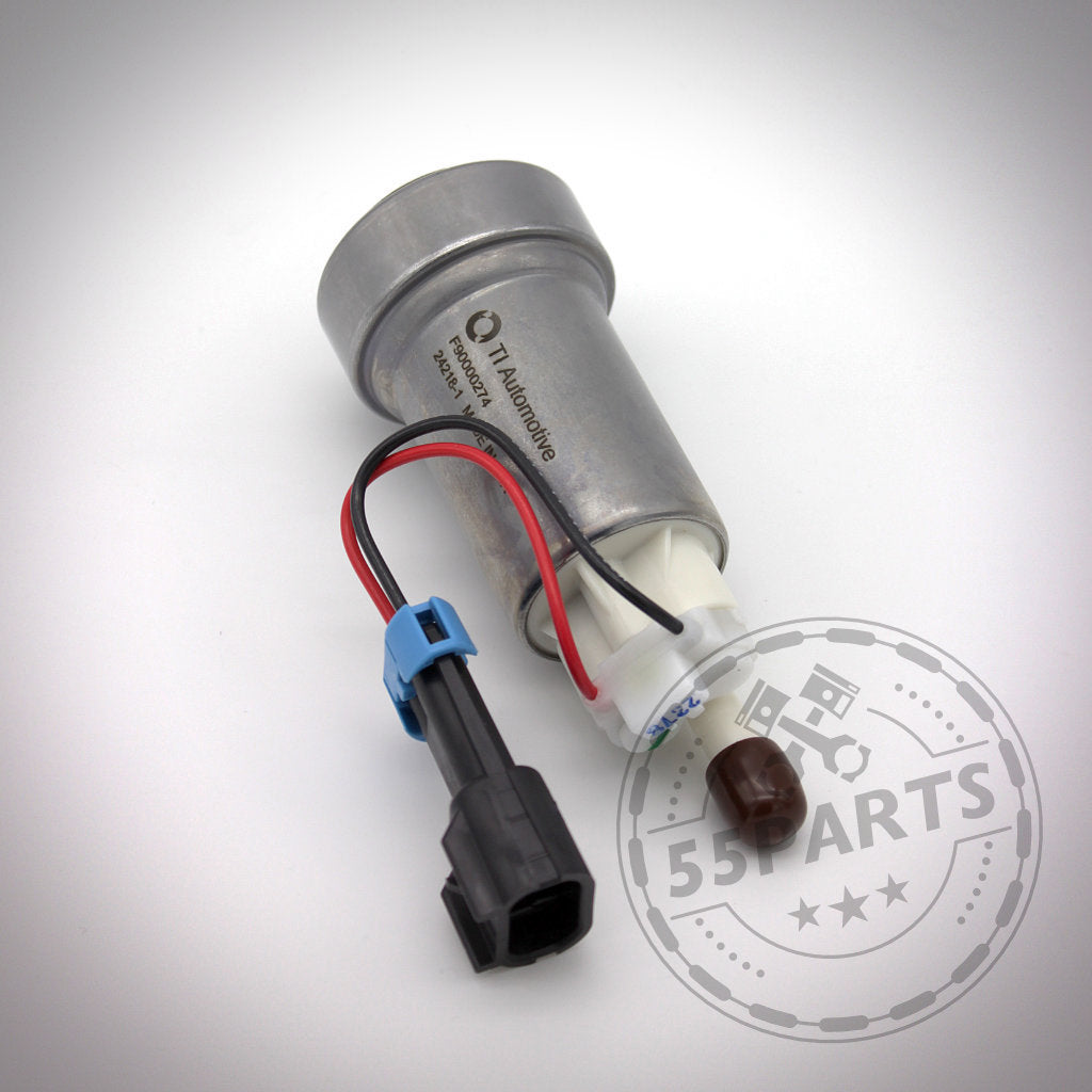 Silbernes Autoteil mit Verkabelung und schwarzem Stecker, abgebildet auf weißem Hintergrund. Mit Walbro Benzinpumpe 450/455 F90000274, kompatibel mit BMW 135i, 1er M Coupé und 335i(x) N54/N55. 55Parts-Logo sichtbar.