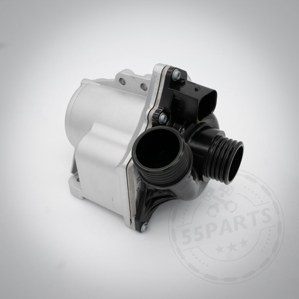 Eine 55Parts Wasserpumpe und Thermostat in Schwarz und Silber, passend für BMW 135i, 1er M Coupe, 335i(x) N54 Motoren, dargestellt auf einem schlichten hellen Hintergrund.