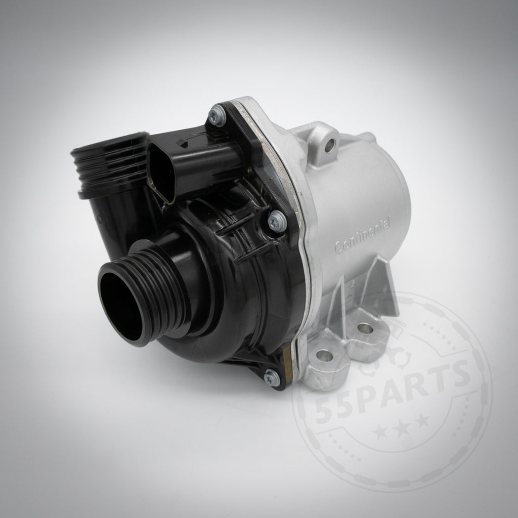 Die schwarz-silberne Wasserpumpe und Thermostat passend für BMW 135i, 1er M Coupe, 335i(x) N54 ist vor einem schlichten weißen Hintergrund abgebildet.