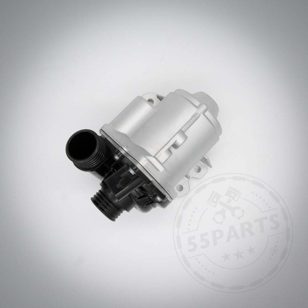 Silberne und schwarze Wasserpumpe und Thermostat, passend für BMW 135i, 1er M Coupé, 335i(x) N54, mit Rohrverbindern auf hellgrauem Hintergrund mit verblasstem Logo.