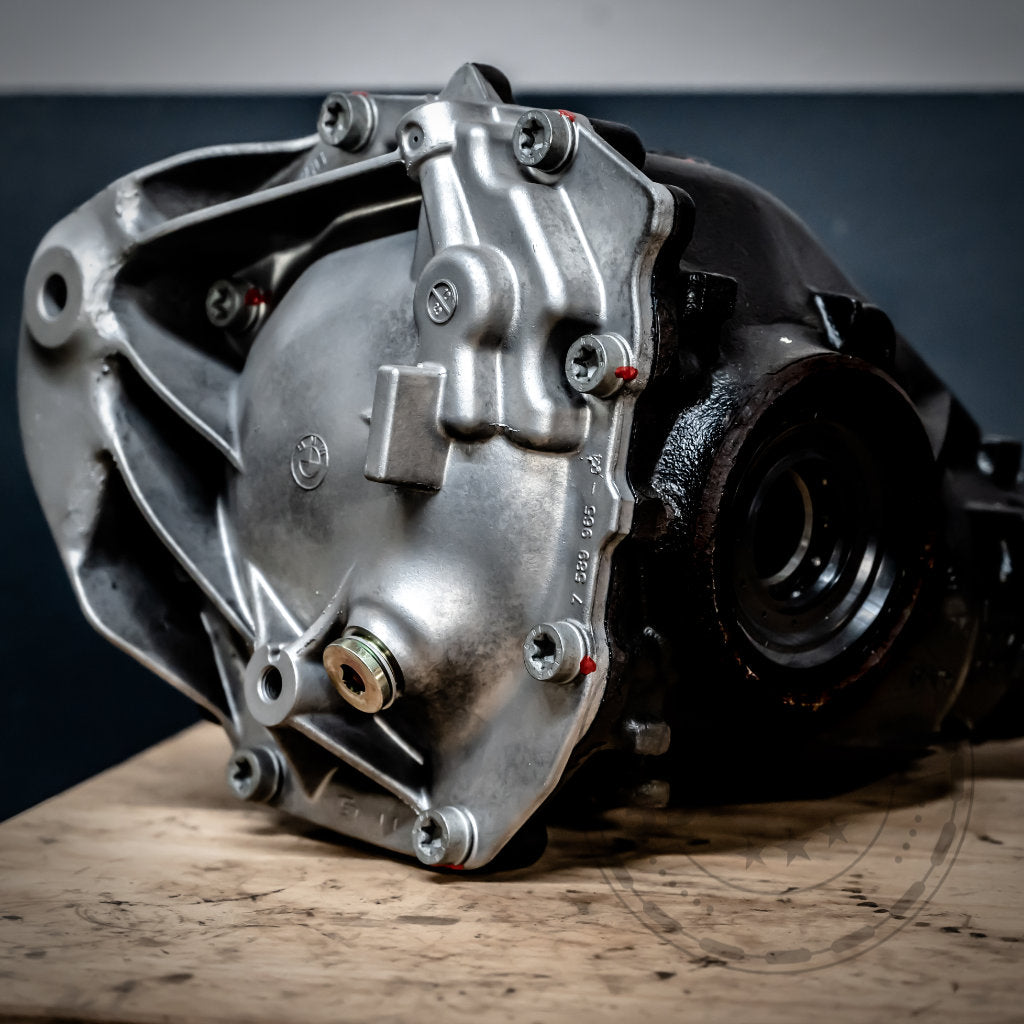 Nahaufnahme des 55Parts Special: Mechanisches Drexler Lamellensperrdifferential & Westwood Performance, ein mechanisches LSD, das mit den meisten BMW-Modellen kompatibel ist, auf einer Holzoberfläche gezeigt, um seine fortschrittliche Technik zu demonstrieren.