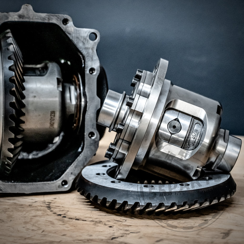 Das 55Parts Special: Mechanisches Drexler Lamellensperrdifferential & Westwood Performance, passend für fast alle BMW-Modelle, wird mit zwei Metallzahnrädern und einem Zahnkranz präsentiert – ideal zur Steigerung der Fahrdynamik Ihres BMW.