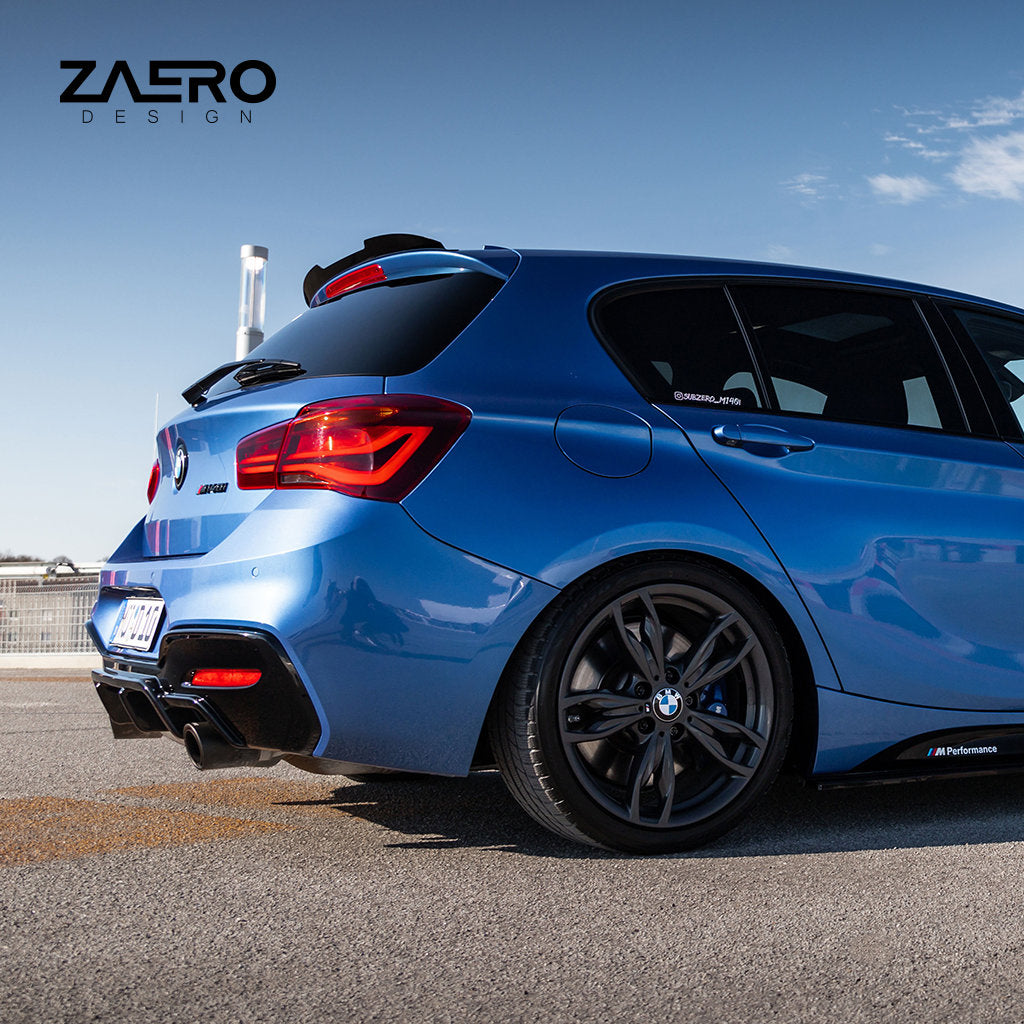 Ein BMW M135i M140i F2x mit schwarzen Felgen und einem ZAERO Evo-1 Diffusor steht auf Asphalt, von hinten betrachtet unter blauem Himmel.