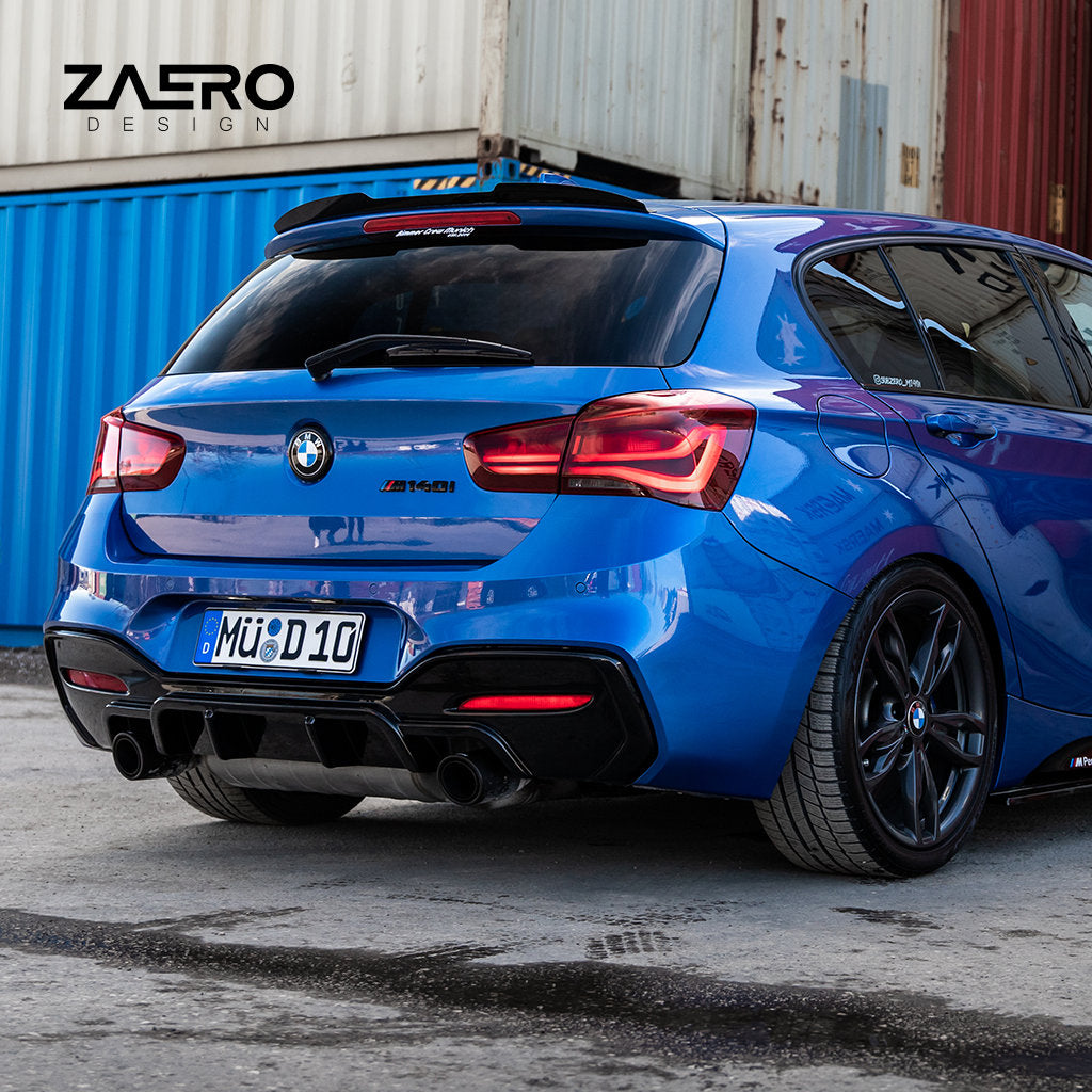 Ein blauer BMW M140i, der neben Schiffscontainern geparkt ist, von hinten gesehen, verfügt über maßgeschneiderte Carbon-Anbauteile und einen ZAERO Evo-1-Diffusor passend für BMW M135i M140i F2x in Glanzschwarz.