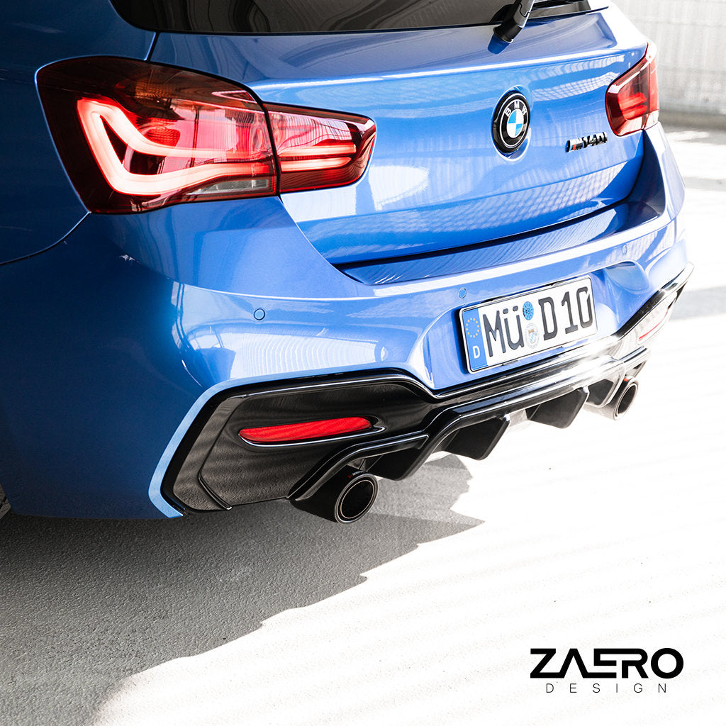 Rückansicht eines blauen BMW M135i/M140i F2x mit sportlichen Rückleuchten, Doppelauspuff, glänzend schwarzen Carbon-Anbauteilen und dem ZAERO Evo-1 Diffusor für eine markante sportliche Optik.