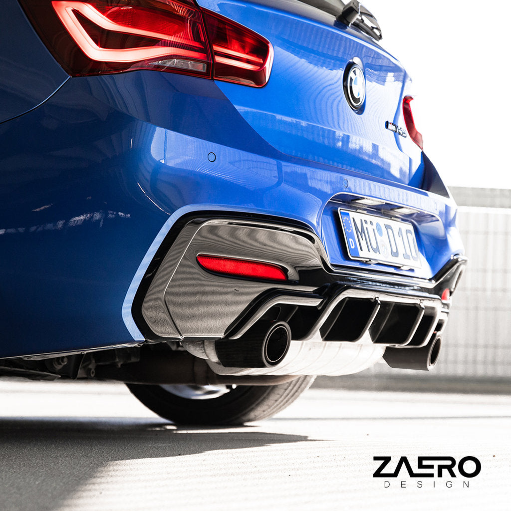 Nahaufnahme des Hecks eines blauen BMW M135i/M140i F2x, ausgestattet mit einem sportlichen ZAERO Evo-1 Diffusor, Carbon-Anbauteilen und ZAERO-Branding.
