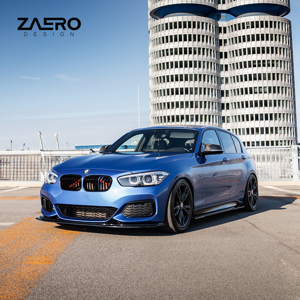 BMW F2x mit ZAERO Evo-1 Frontspoiler auf einem Dach geparkt; Glanzschwarz-Akzente glänzen und das ZAERO-Logo ist vor einem runden, modernen Gebäude sichtbar.