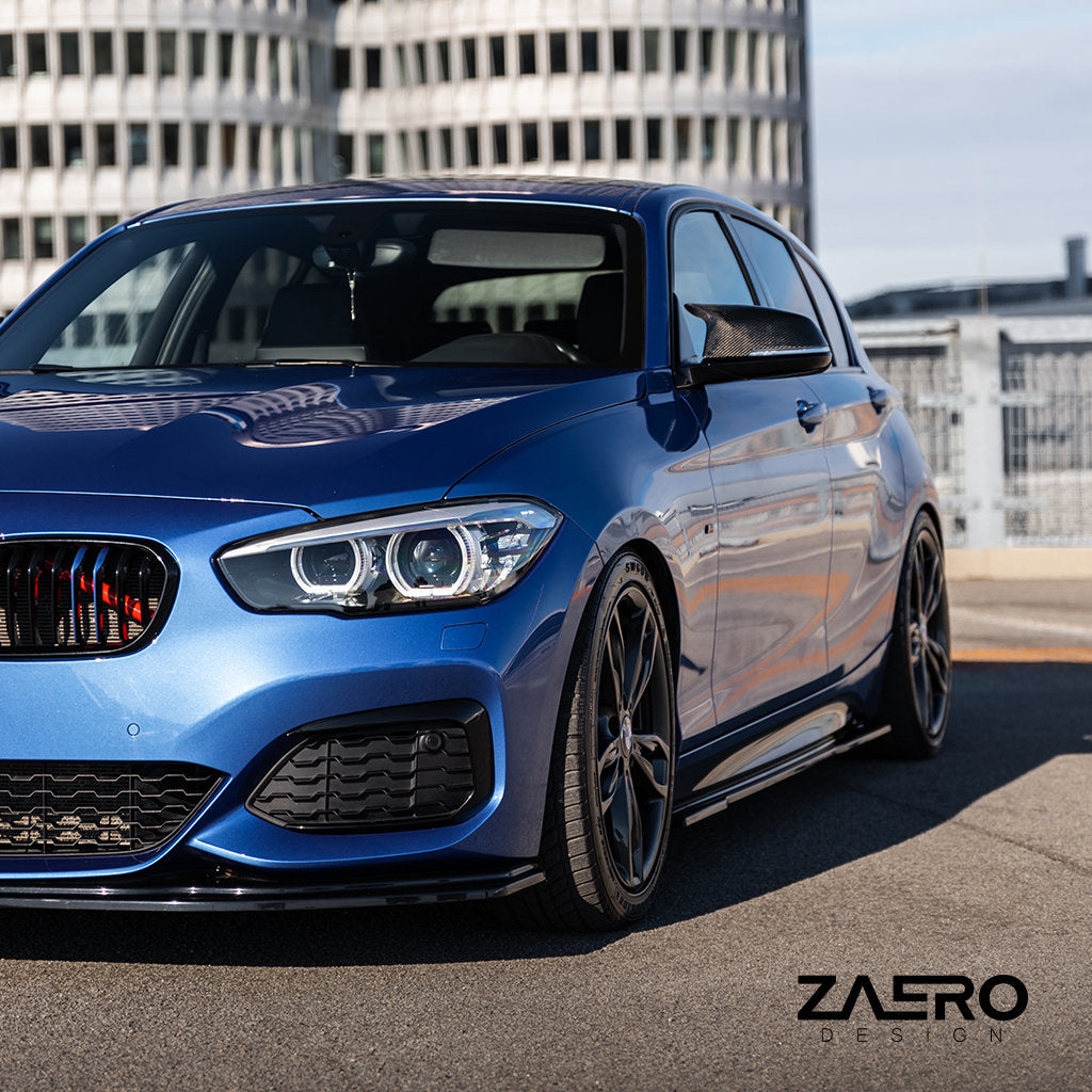 Blauer BMW F2x Schrägheck mit M-Paket und ZAERO Evo-1 Seitenschwellern passend für BMW F2x in Glanzschwarz auf dem Dach geparkt, im Hintergrund moderne Gebäude; ZAERO-Logo sichtbar.