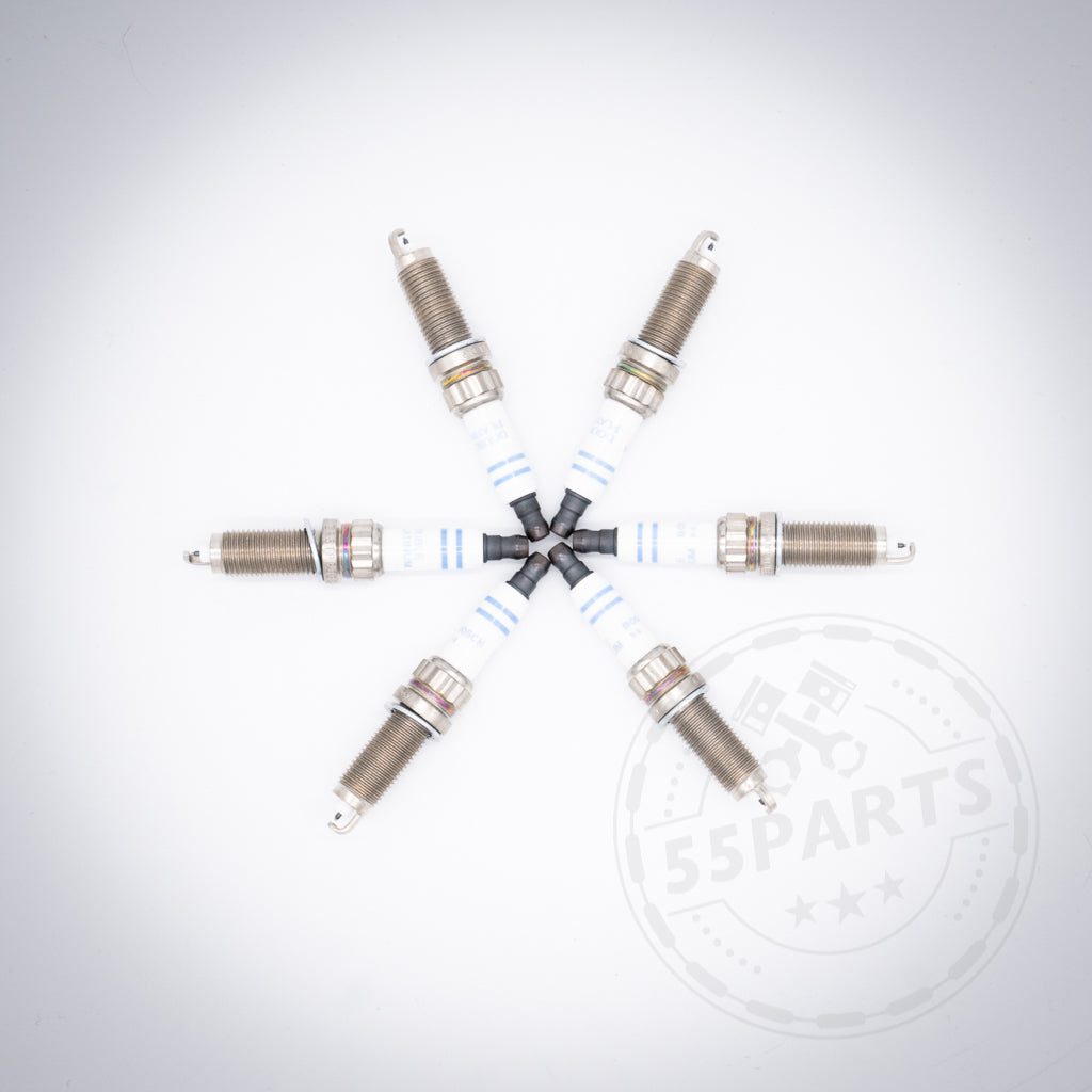 Sechs Bosch Zündkerzen-Set 6 Zylinder OEM N55 Zündkerzen, sternförmig angeordnet auf weißem Hintergrund, mit einem schwachen 55Parts-Logo an der Seite.