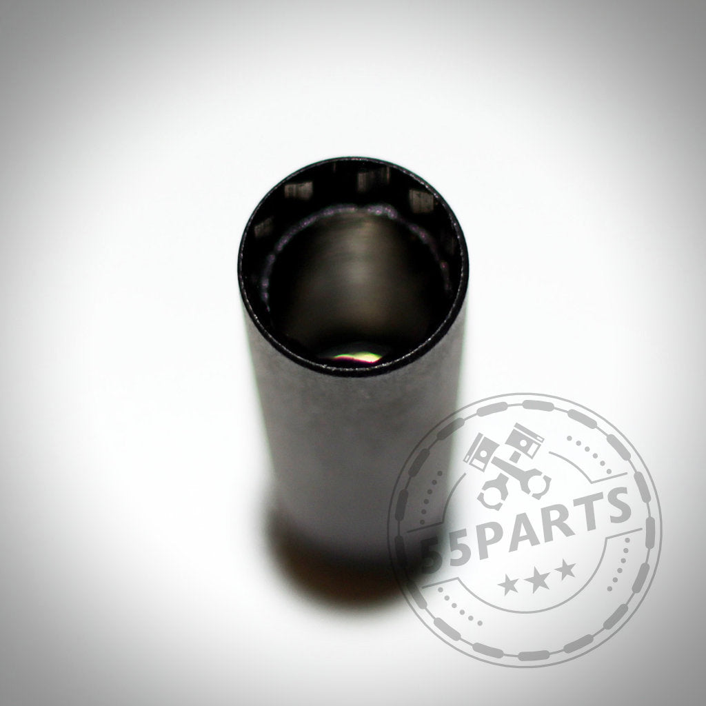 Eine Nahaufnahme der 55Parts magnetischen Zündkerzennuss extra dünnwandig passend für BMW Motoren, aufrecht auf einer weißen Oberfläche stehend mit sichtbarem 55Parts-Logo – ideal für die Wartung von BMW-Zündkerzen.