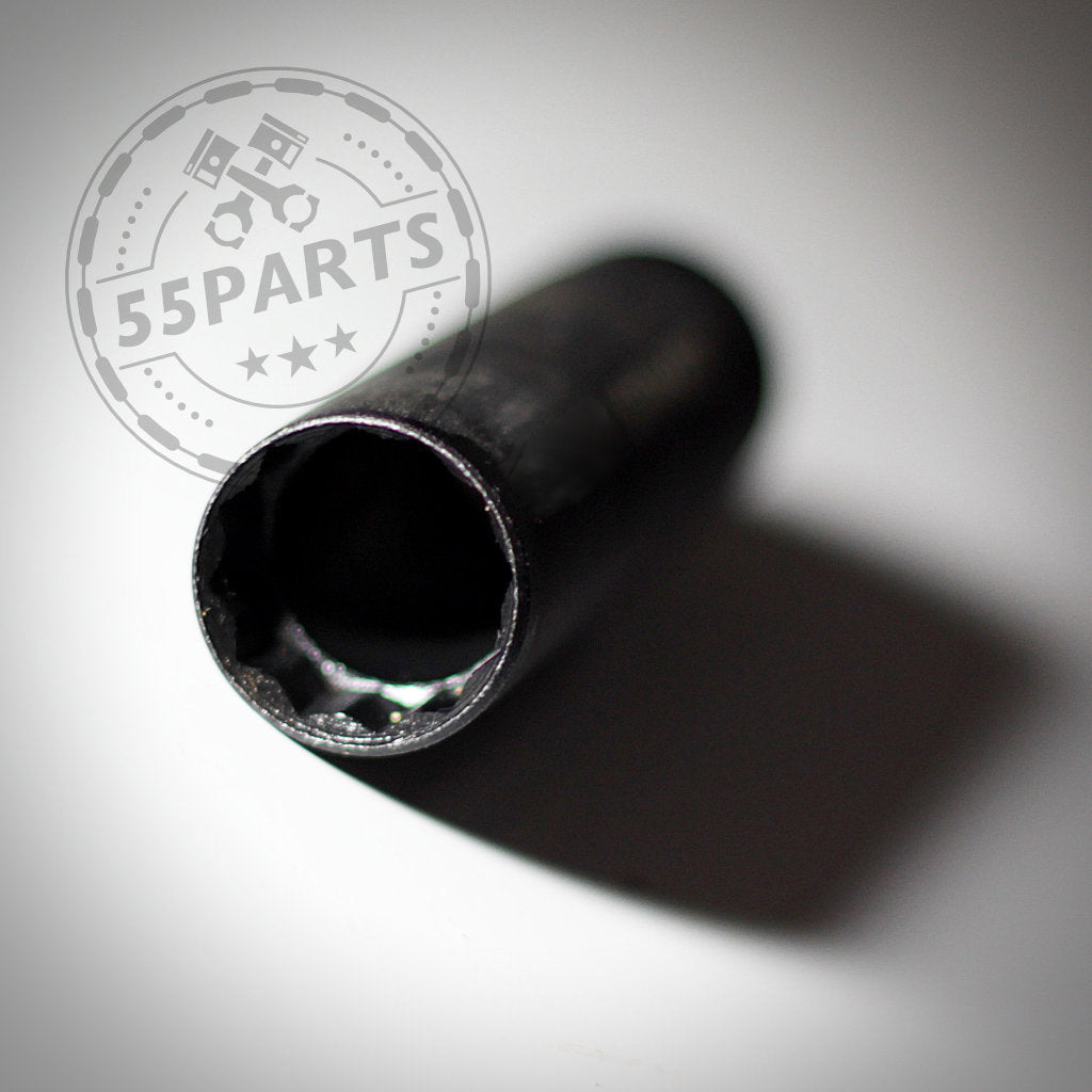 Nahaufnahme der 55Parts magnetischen Zündkerzennuss extra dünnwandig, ideal für BMW-Motoren, mit transparentem 55Parts Logo-Wasserzeichen auf weißer Oberfläche – perfekt für die präzise Wartung der Zündkerzen.