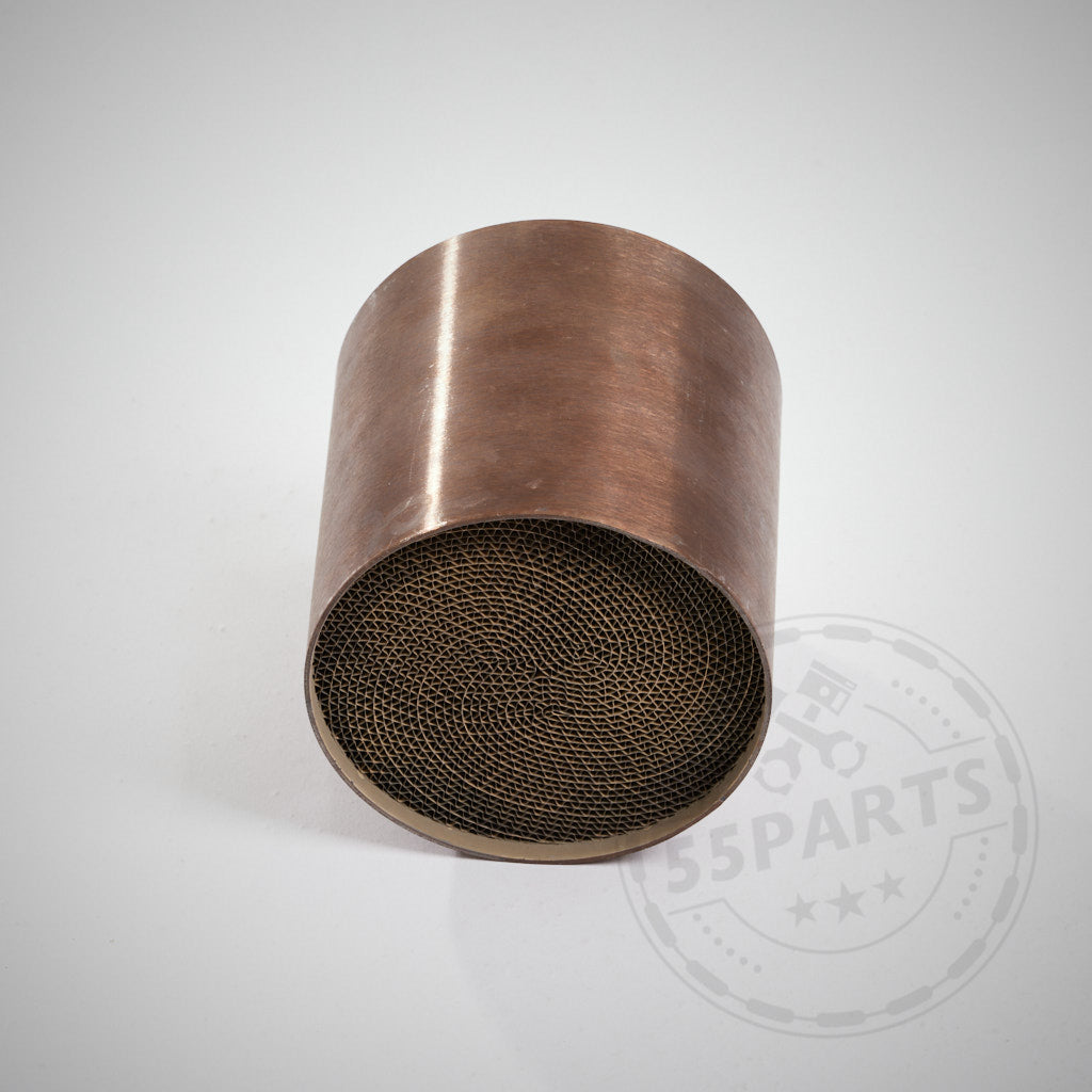 Der 55Parts Special Universeller 200 Zellen Euro 5 Katalysator (100x100mm, zB N54 Downpipes), schräg auf hellem Hintergrund dargestellt, verfügt über einen zylindrischen Wabenfilter aus Metall für Abgasanlagen.