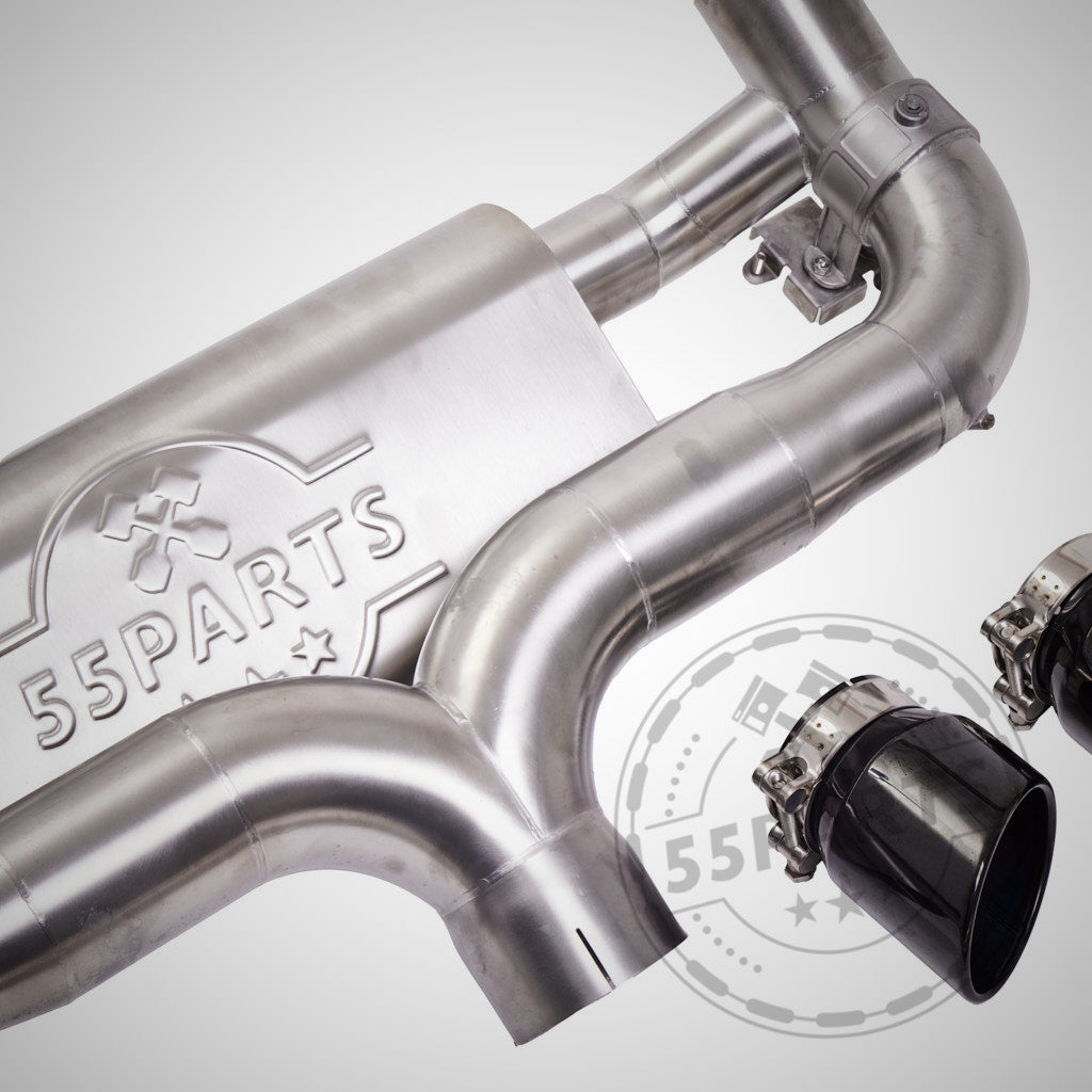 55Parts & MH-PIPES 3,5" ECE-Edelstahl-Ventilauspuffanlage für alle B58 BMW-Modelle (OHNE OPF und OPF) inkl. Toyota Supra, Doppelendrohr, Logo auf hellem Hintergrund sichtbar.