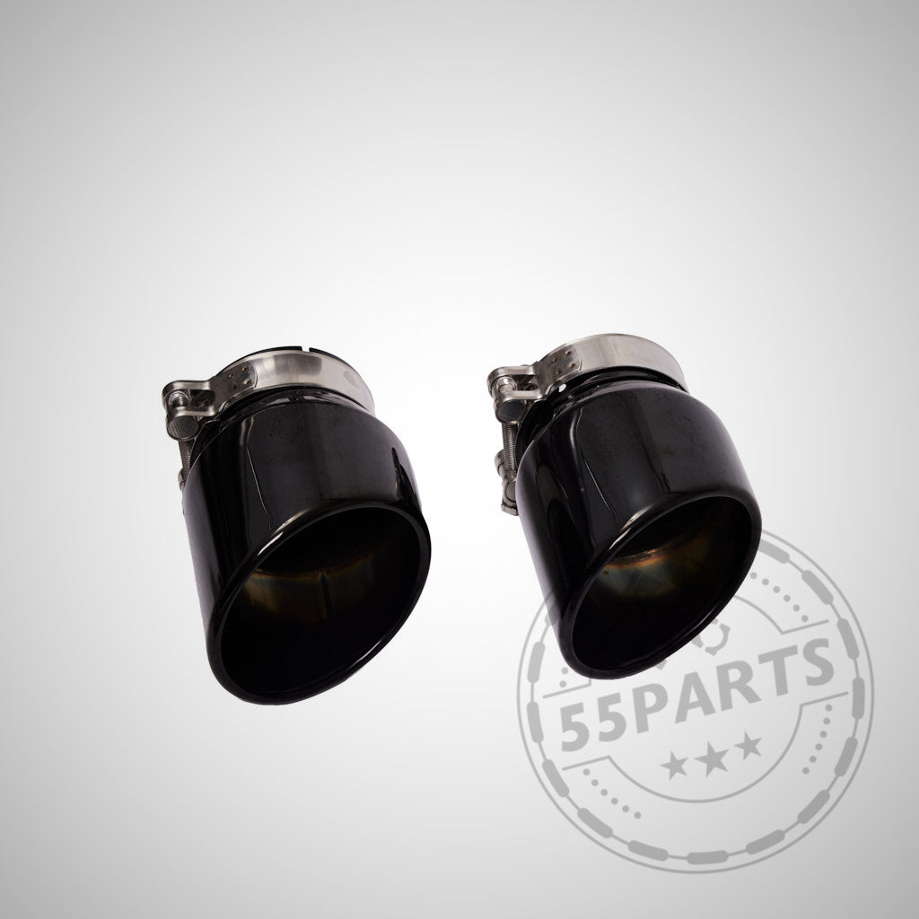 Zwei schwarze 3,5-Zoll-Auspuffblenden mit Metallklemmen &amp; MH-PIPES für alle B58-BMW-Modelle und Toyota Supra sind auf weißem Hintergrund mit einem 55Parts-Wasserzeichen abgebildet.