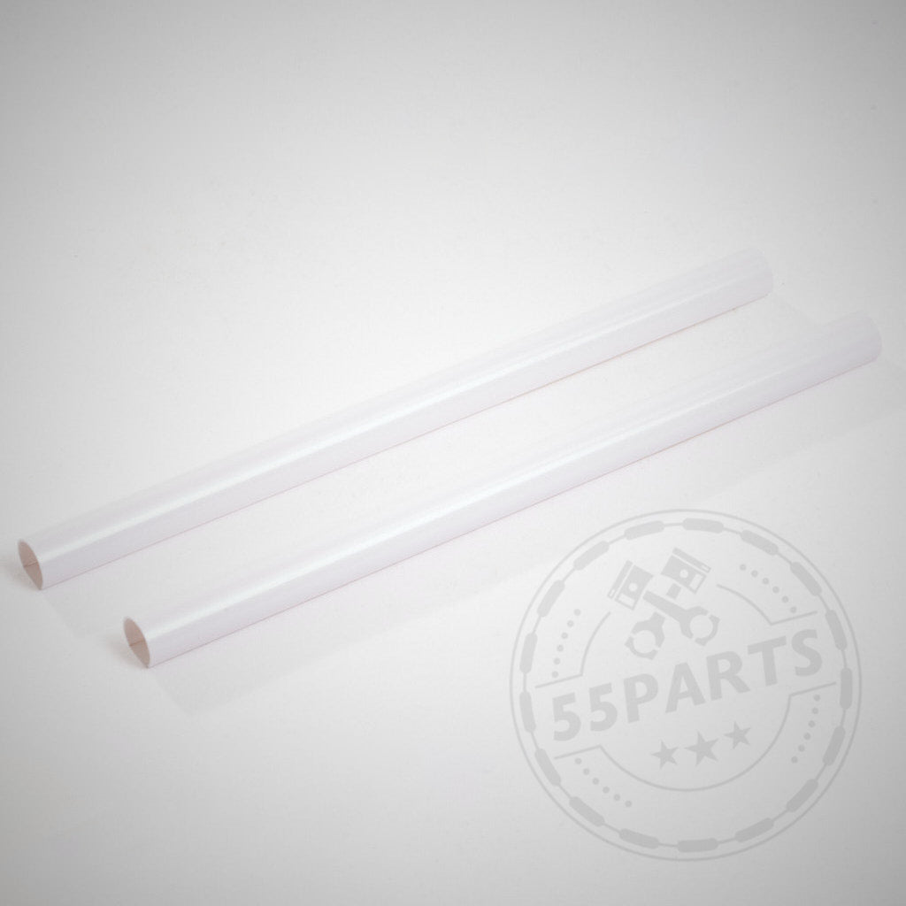 Zwei weiße Nierenstreben (V-Strebe Vorderwandabdeckung) aus Kunststoff für die Modelle BMW F2x, F3x, G20 und G21 liegen parallel auf einer weißen Oberfläche, um die Optik Ihres Autos abzudecken und aufzuwerten.