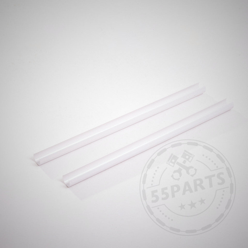 Zwei weiße zylindrische V-Streben sind parallel auf einem hellen Hintergrund mit einem schwachen Wasserzeichen platziert und präsentieren die Nierenstreben-Vorderwandabdeckung für die BMW-Modelle F2x, F3x, G20 und G21.