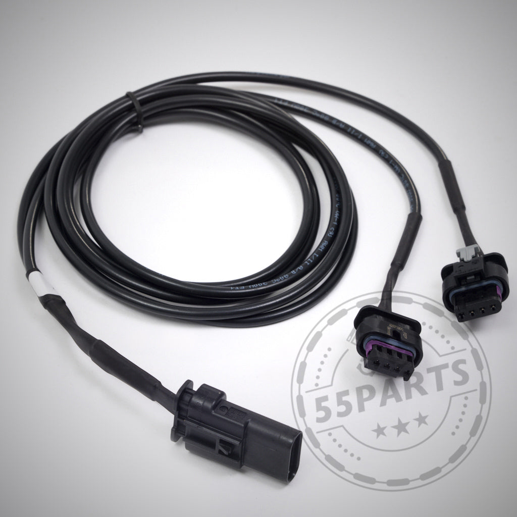 Die 55Parts Spezial-Zusatz-Klappensteuerung für 3,5" ECE-Auspuffanlagen passt auf alle B58-Modelle, verfügt über einen schwarzen Kabelbaum mit drei Steckern und zeigt das 55Parts-Logo auf weißem Hintergrund.