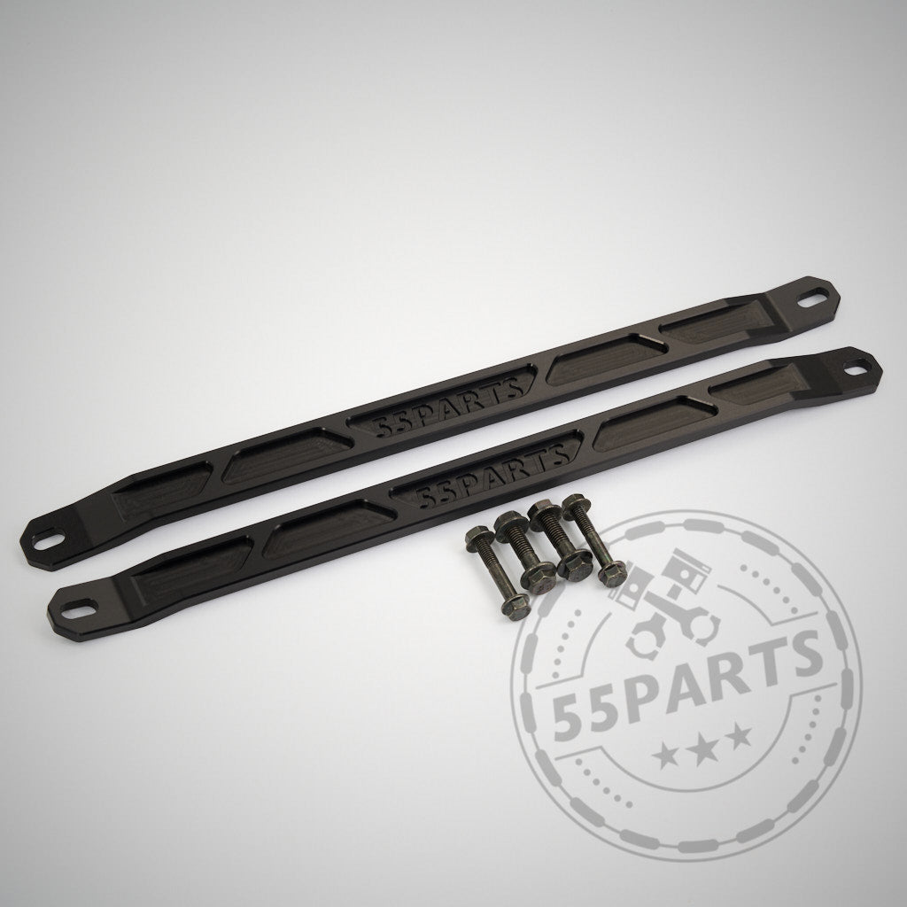 Zwei schwarze 55Parts Billet Aluminium Domstreben passend für BMW 2er G42, 3er/4er G2x, abgebildet mit vier Schrauben auf einer hellen Oberfläche mit dem 55Parts Logo. Entwickelt zur Verbesserung der Karosseriesteifigkeit der Vorderachse.