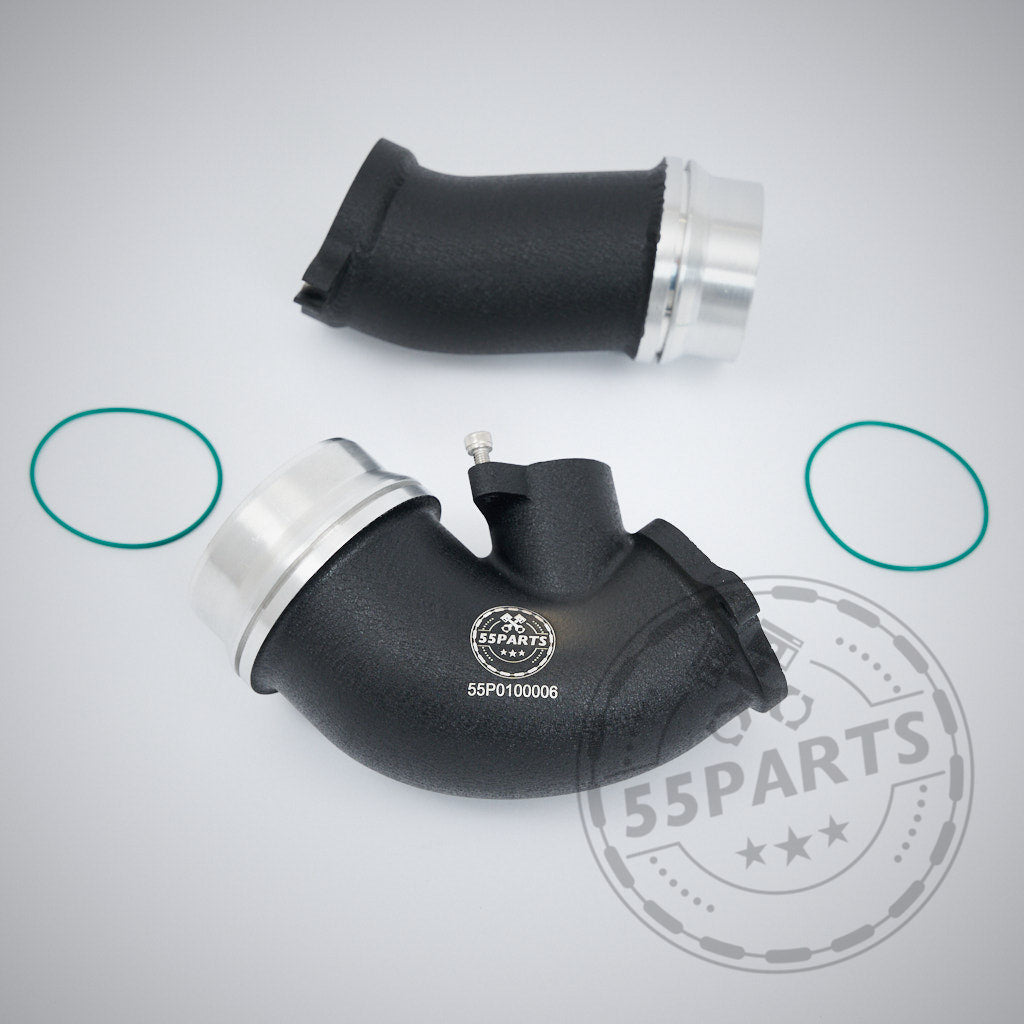 Zwei schwarze 55Parts High Flow Turbo Ansaugrohre für BMW G87 M2, G80 G81 M3 und G82 G83 M4 S58 mit silbernen Enden und zwei grünen O-Ringen sind auf hellgrauem Hintergrund abgebildet.