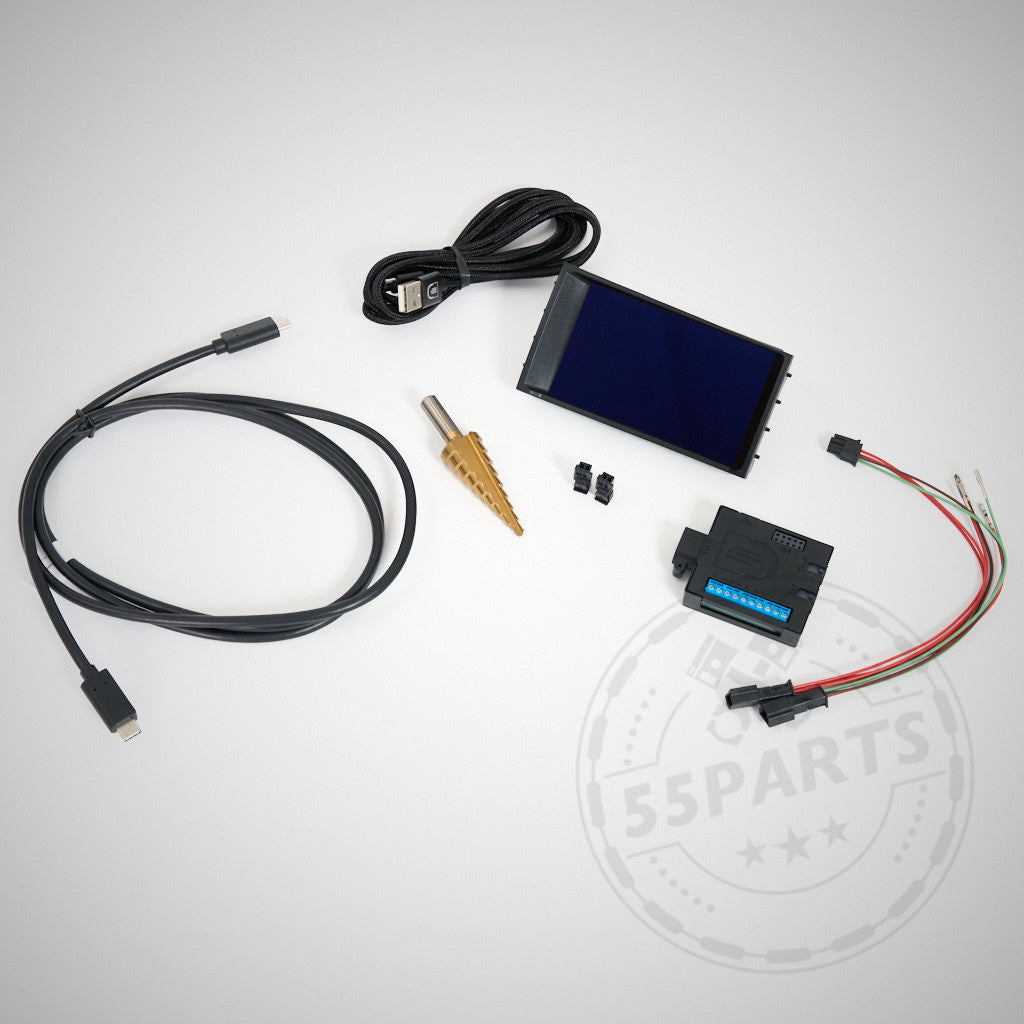 Das AK Motion DataDisplay NextGEN-Kit passend für BMW umfasst Kabel, einen Bohrer, Anschlüsse und ein schwarzes rechteckiges Display von AK Motion, das auf weißem Hintergrund angezeigt wird.