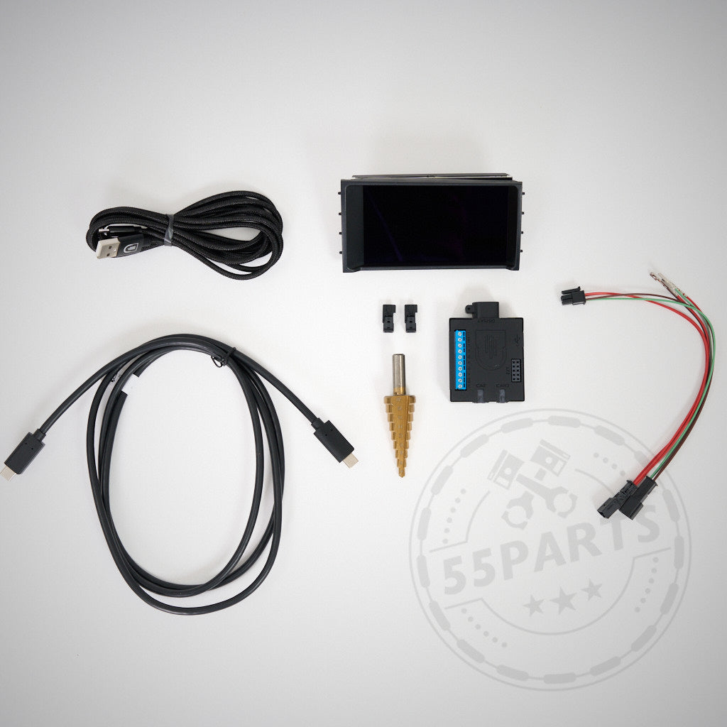 Das AK Motion DataDisplay NextGEN-Kit passend für BMW umfasst Kabel, einen Bohrer, Anschlüsse und ein schwarzes rechteckiges Display von AK Motion, das auf weißem Hintergrund angezeigt wird.