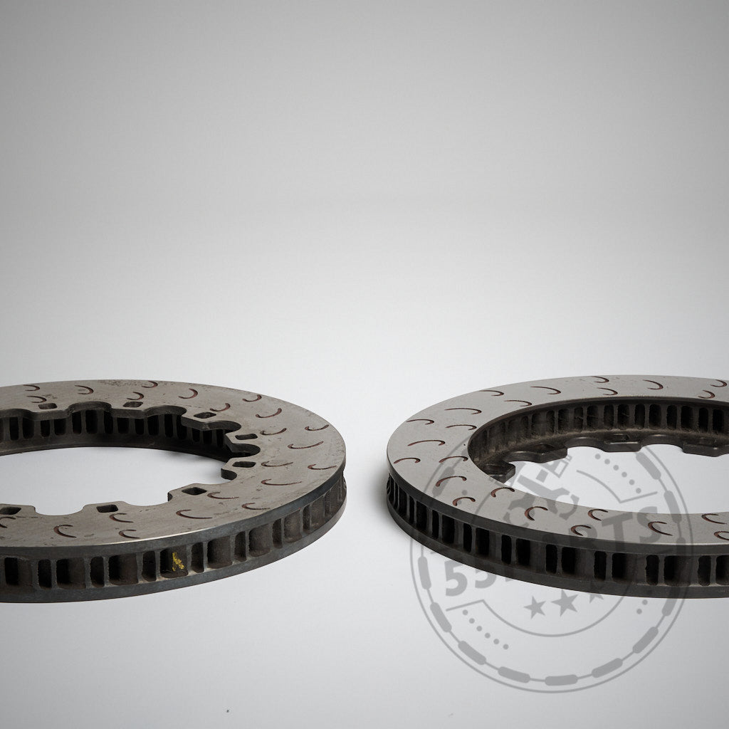 Zwei AP Racing 368 x 36 mm S-Vane Reibringe Bremsscheiben liegen flach auf einer schlichten, hellgrauen Oberfläche mit einem schwachen Wasserzeichen.