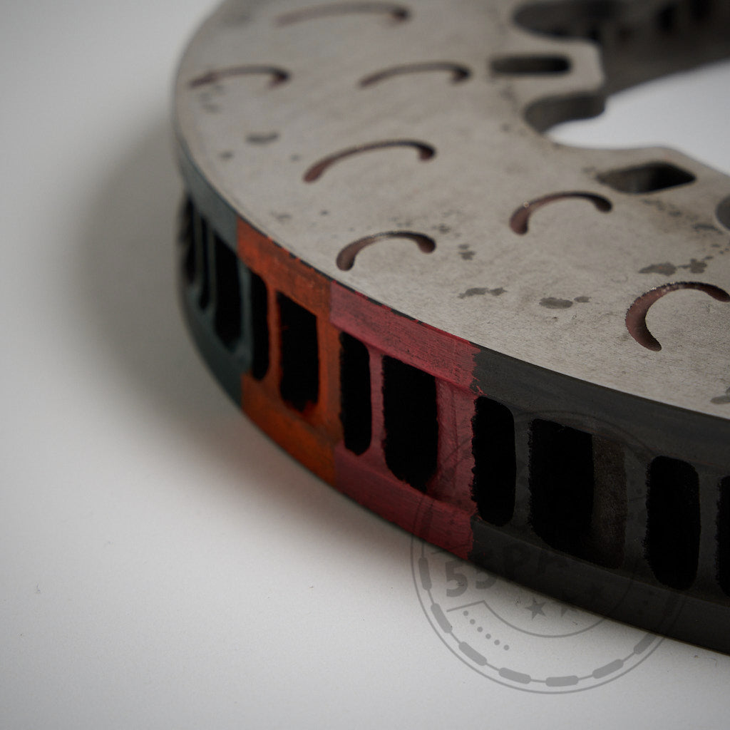 Nahaufnahme einer 55Parts Special: AP Racing 368 x 36 mm S-Vane Reibringe-Bremsscheibe, die die innere Struktur und die fortschrittliche Bremstechnologie auf weißem Hintergrund hervorhebt.