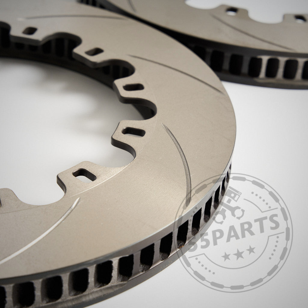 Nahaufnahme von zwei 55Parts AP Racing 378x36mm CP5772-2068/69 Reibringen mit belüfteten, geschlitzten Bremsscheiben auf weißem Untergrund, ideal zum Umrüsten von Serienbremsanlagen auf BMW Rennstreckenbremsen. Dezentes Wasserzeichen in der Ecke.