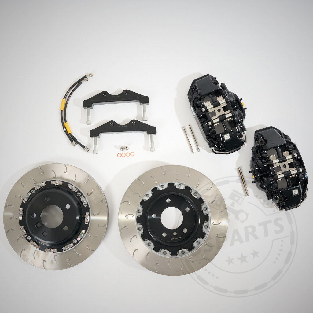 Das 55Parts Special AP Racing Radi-CAL 4-Kolben 355x28mm Big Brake Kit Hinterachse für den Straßeneinsatz – ideal für BMW-Fans, die Top-Bremsleistung gegenüber Serienbremsen suchen. Marke: 55Parts.