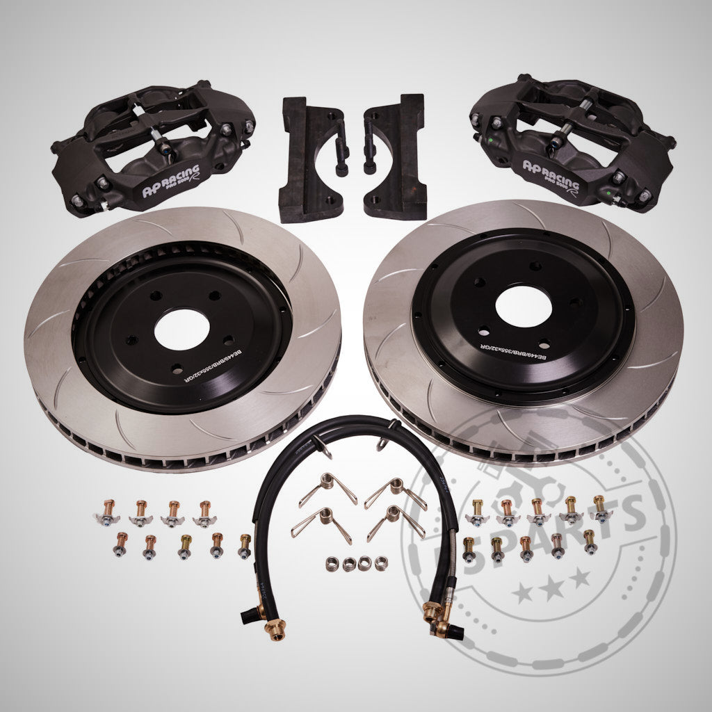 Das 55Parts Special: AP Racing Pro 5000 R 4-Kolben Big Brake Kit für GR Yaris und BMW Modelle (Vorder- und Hinterachse) umfasst Rotoren, Bremssättel, Halterungen, Schläuche und Hardware – perfekt angeordnet für die Leistung auf der Rennstrecke.