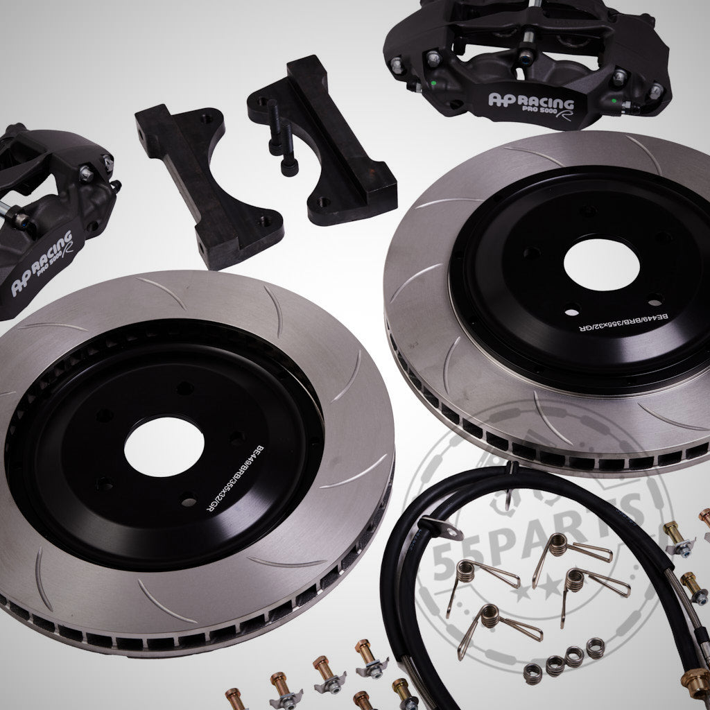Das 55Parts-Special: AP Racing Pro 5000 R 4-Kolben Big Brake Kit für GR Yaris und BMW-Modelle (Vorder- und Hinterachse) umfasst Rotoren, Bremssättel, Halterungen, Schläuche und Hardware – perfekt für den Hochleistungseinsatz auf der Rennstrecke.
