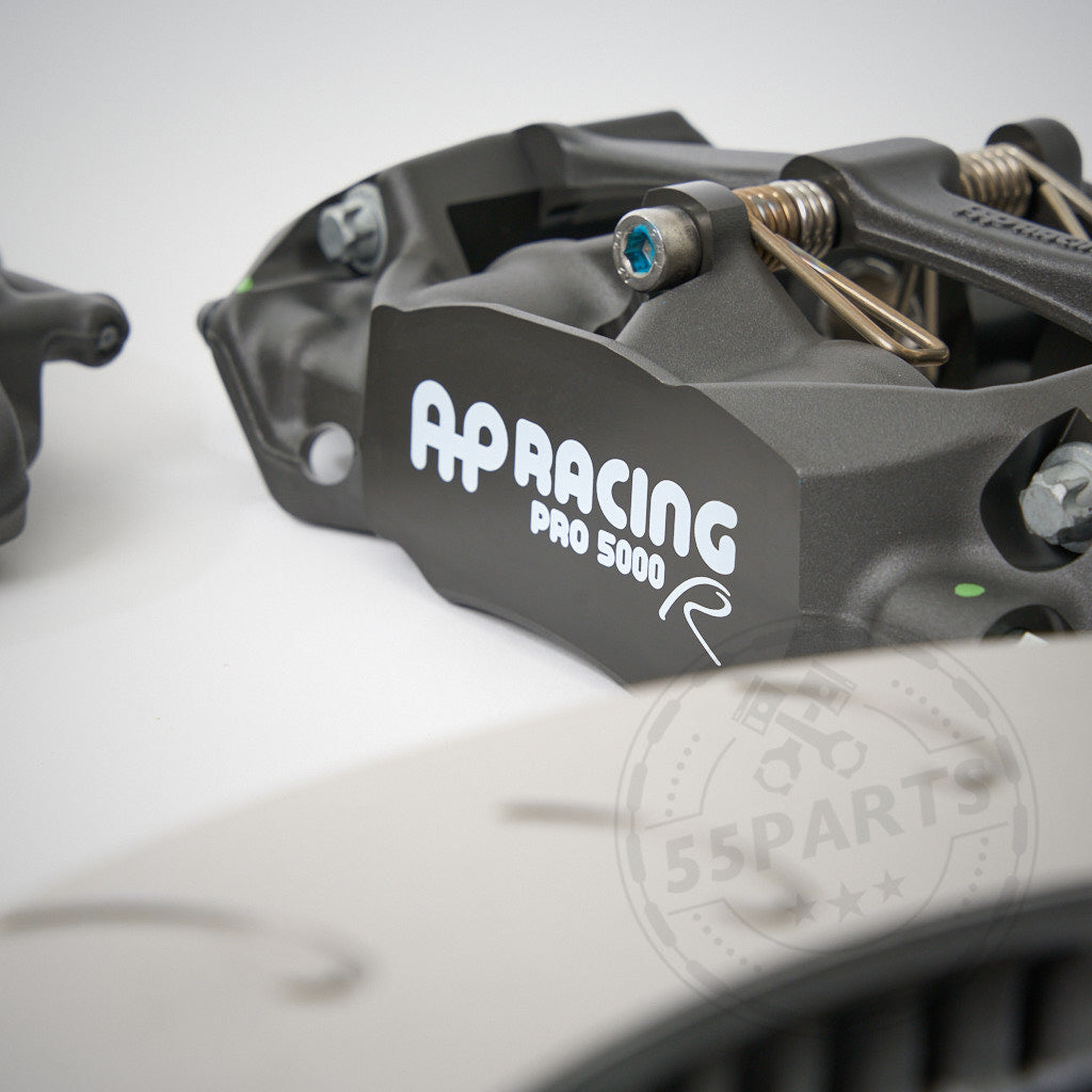 55Parts Special: AP Racing CP9449 Big Brake Kit Hinterachse (355x32/378x32) mit Aftermarket-Bremsscheiben, Bremssätteln, Bremsleitungen und Hardware – ideal für BMW-Modelle, die ein Upgrade der Bremsleistung gegenüber Serienbremsen und auf der Rennstrecke suchen.