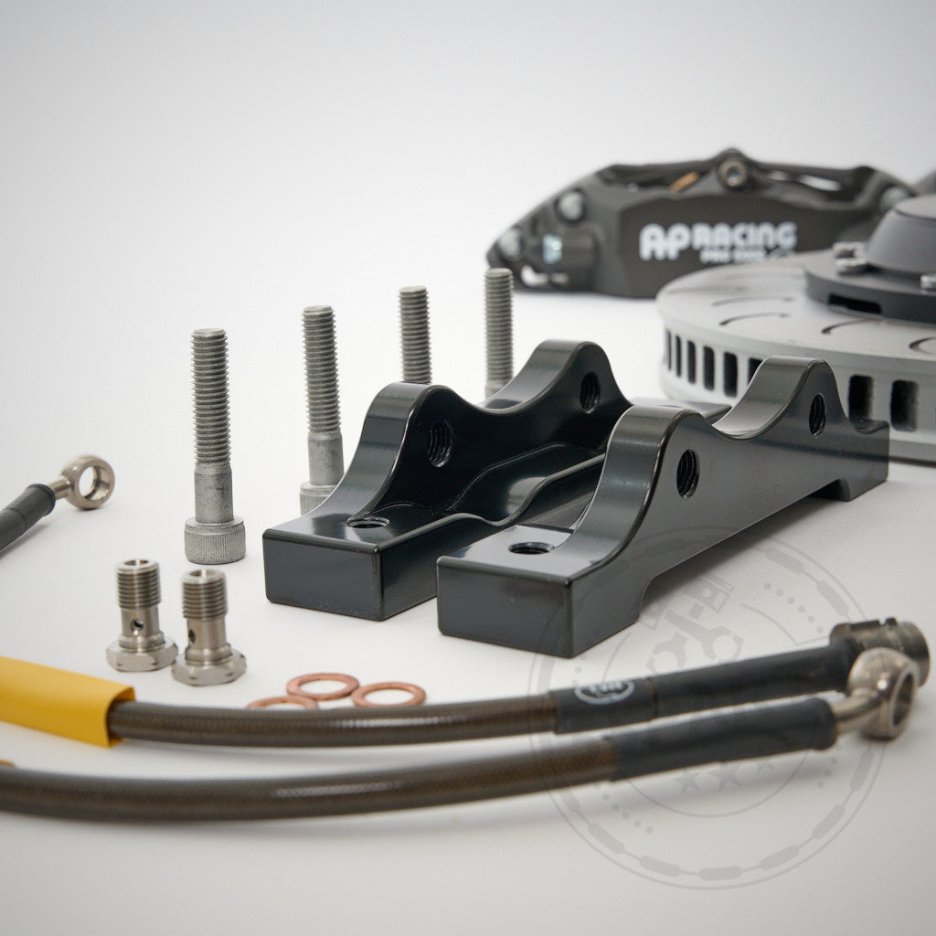 Das 55Parts Special AP Racing CP9449 Big Brake Kit (hinten, 355 x 32 oder 378 x 32, passt für viele BMW-Modelle) verfügt über Aftermarket-Rotoren und Montageteile, dargestellt auf einer weißen Oberfläche.