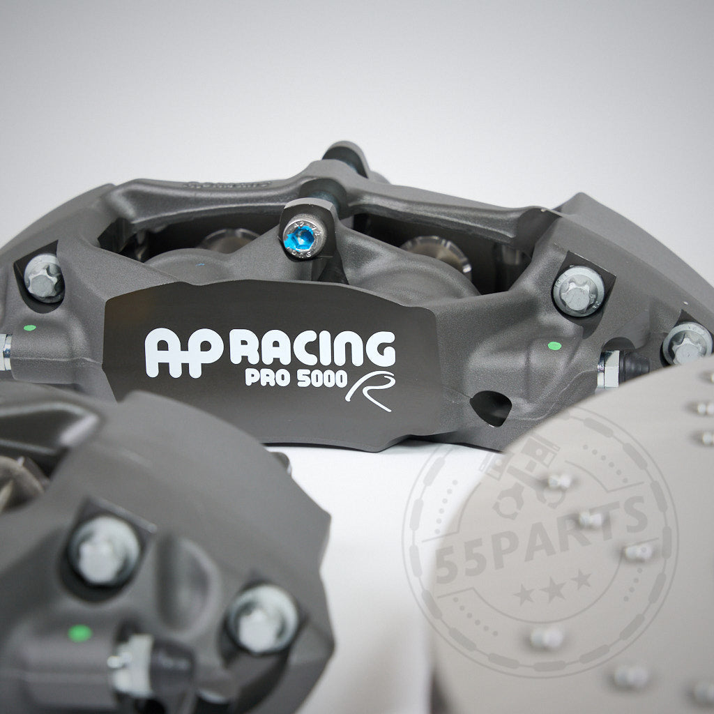 Nahaufnahme eines 55Parts-Specials: AP Racing CP9449 Big Brake Kit für die Hinterachse mit originaler 380x28 BMW-Scheibe, entwickelt passend für BMW M2, M3, M4 (F80, F82, F83, F87), übertrifft die Leistung der Serienbremsen auf der Rennstrecke.