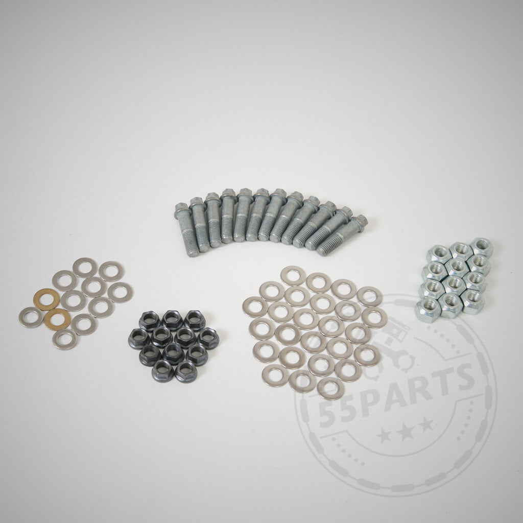 Verschiedene Metallmuttern, -schrauben und -scheiben aus dem 55Parts Spezial-Schraubensatz passend für AP Racing Bremsscheibe (55Parts Set) sind in Gruppen auf hellgrauem Hintergrund angeordnet.